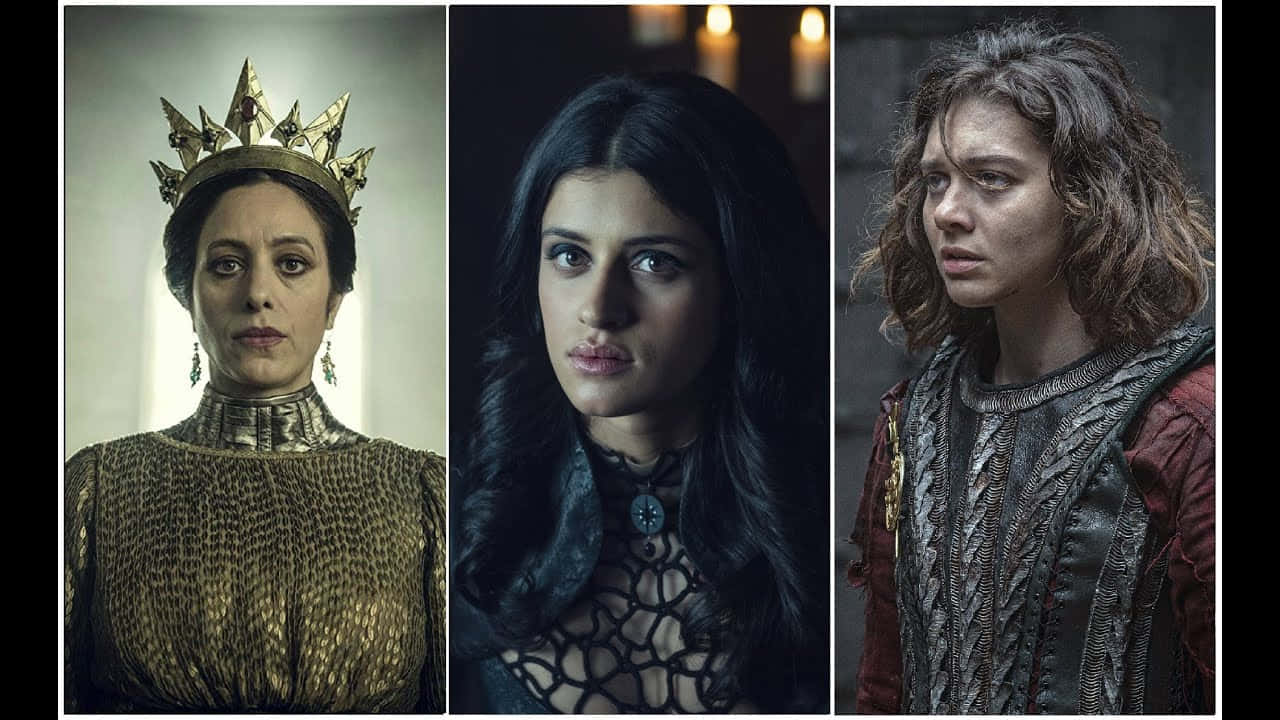 The Witcher Characters 桌布 壁紙 — 三位身穿中世紀服飾、戴著王冠和華麗服裝的貴族女性，在燭光和昏暗燈光下以強烈的表情凝視。