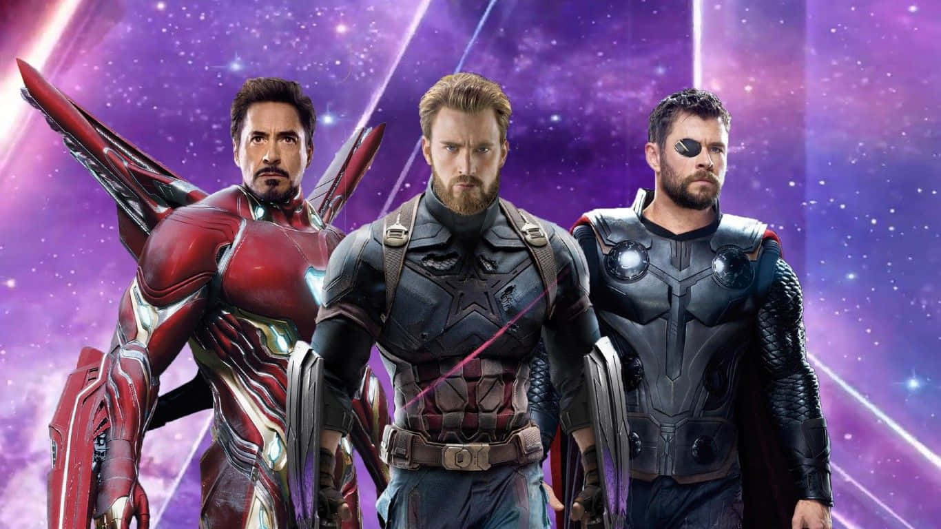 1366x768 Marvel 桌布 壁紙 — 三位身穿精細盔甲的超級英雄，在充滿星星和光束的鮮豔紫色宇宙背景下英勇站立。