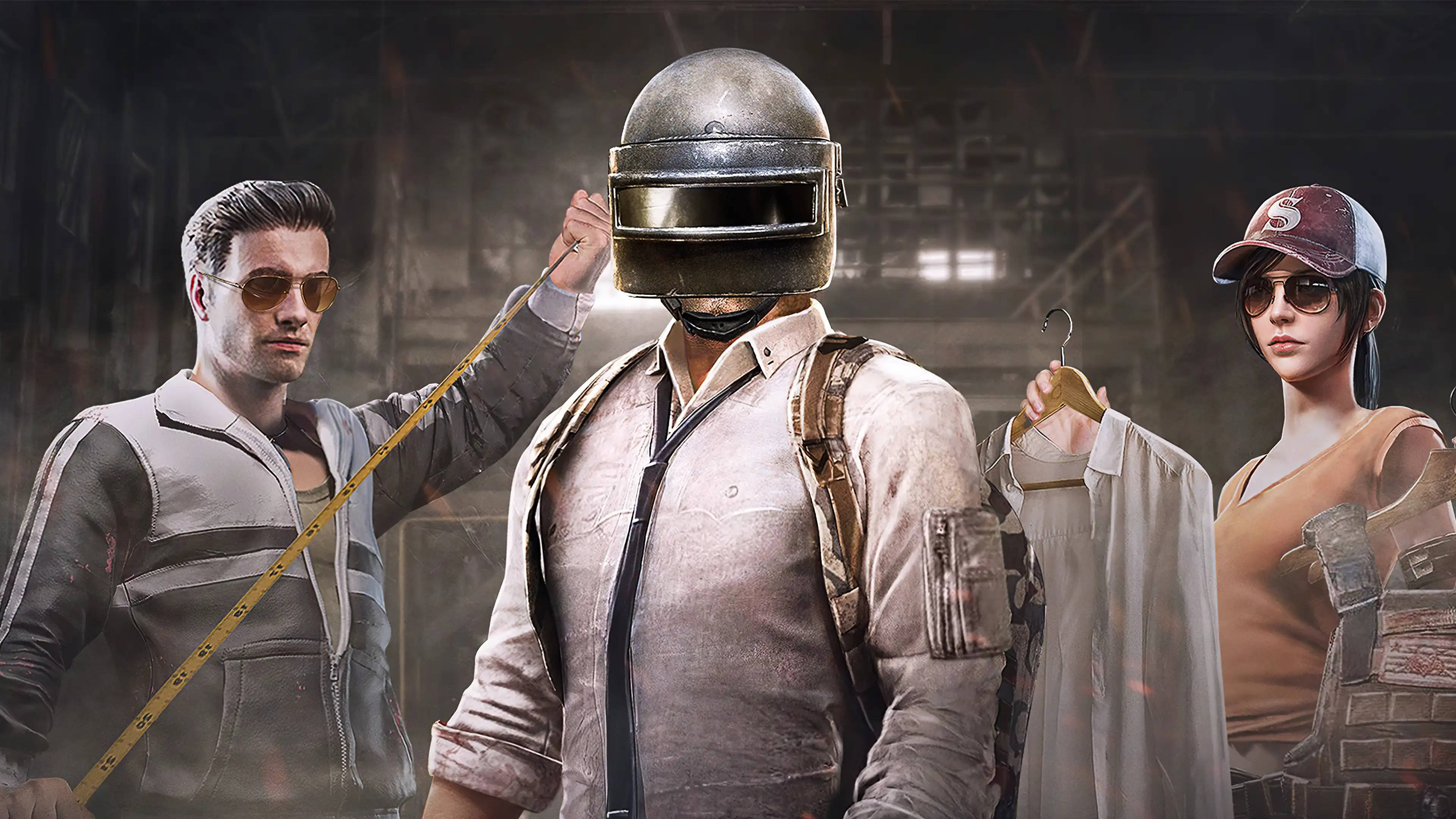 Pc Gaming 桌布 壁紙 — 三位風格化的遊戲玩家身穿戰鬥裝備，在一個骯髒的倉庫中戲劇性地擺姿勢，配有捲尺和衣架。