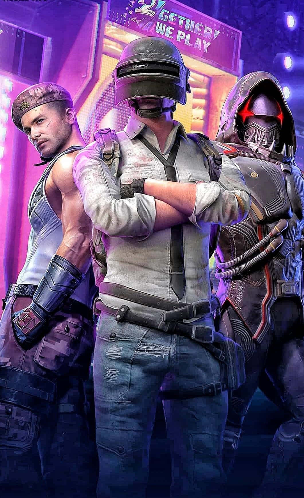 PUBG 桌布 壁紙 — 三位風格化的遊戲玩家身穿戰鬥裝備，在充滿活力的遊戲機中心霓虹燈下自信地站立。