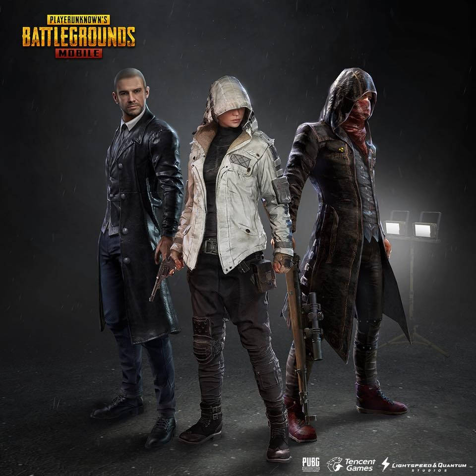 遊戲 桌布 壁紙 — 三個 PUBG Mobile 角色在雨中站在攝影棚燈光下，穿著戰術裝備並手持武器。