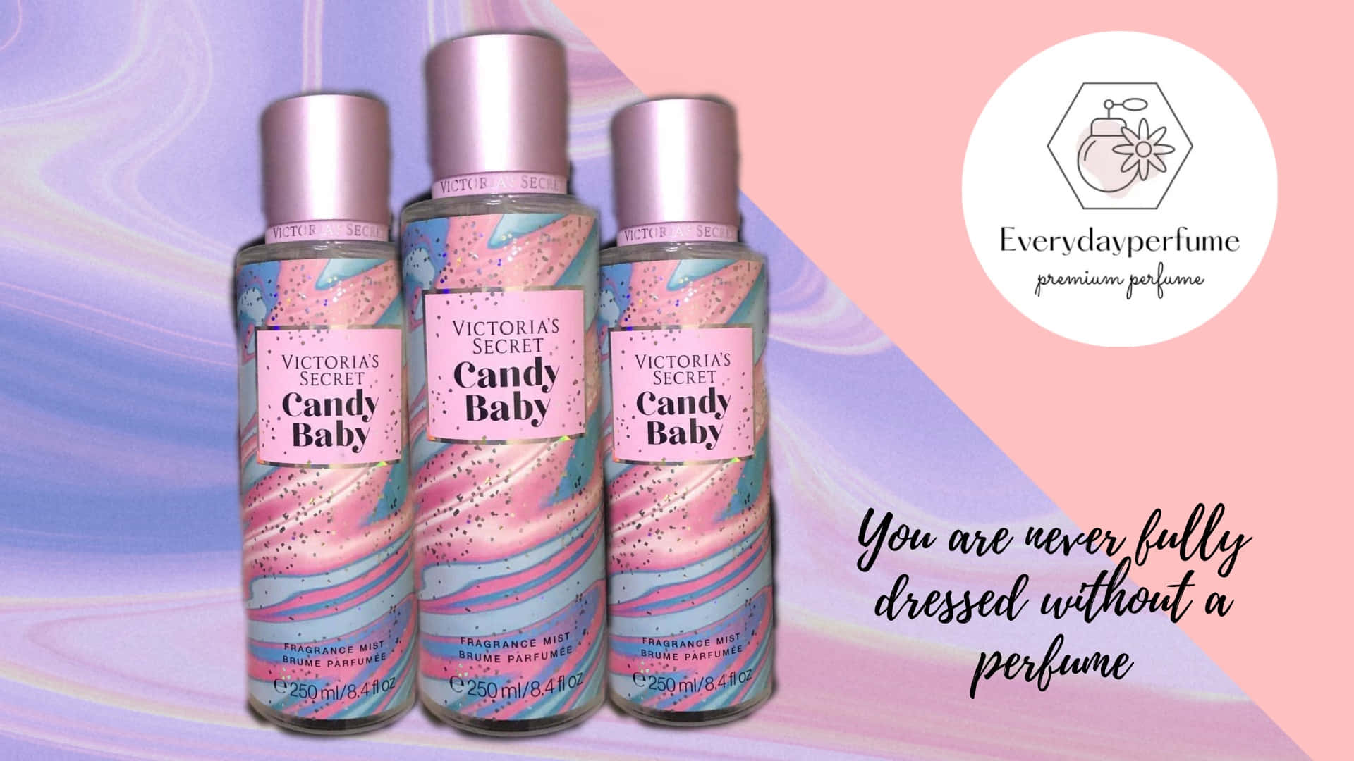 Victoria's Secret 桌布 壁紙 — 三個Victoria's Secret Candy Baby香水瓶，帶有粉紅色和藍色漩渦，立在帶有品牌標誌和標語的柔和漸變背景前。