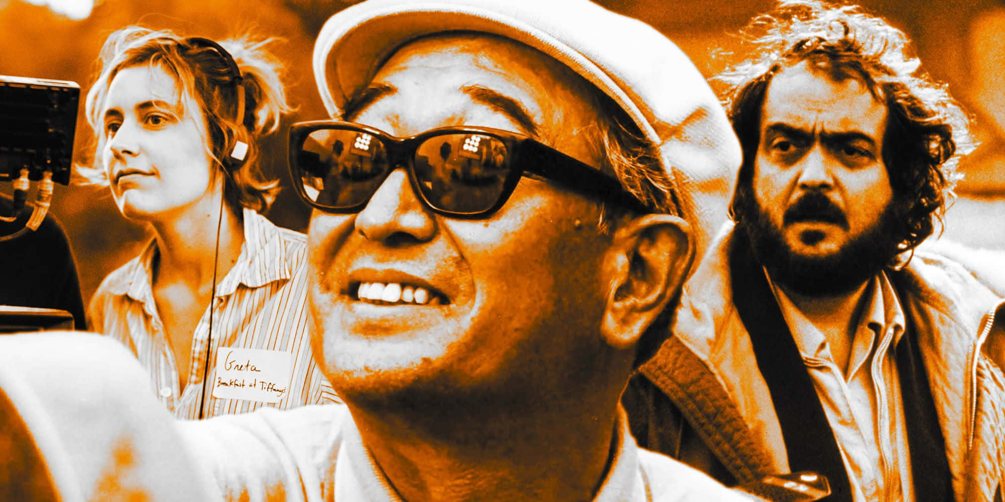 Akira Kurosawa 桌布 壁紙 — 三個人喺電影拍攝現場，戴住太陽眼鏡嘅導演喺溫暖金色燈光下對住鏡頭微笑。