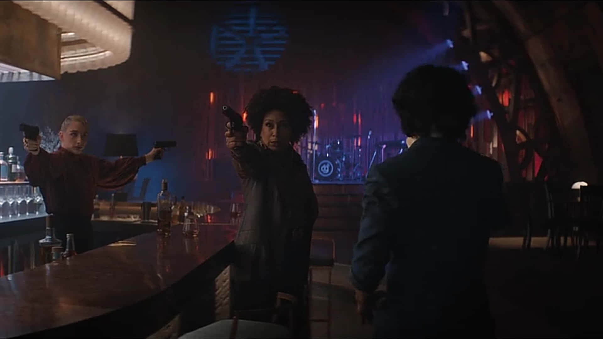 Cowboy Bebop Gren 桌布 壁紙 — 三個人物在燈光昏暗的酒吧中，在藍色和紅色的霓虹燈下用槍指著一個人。