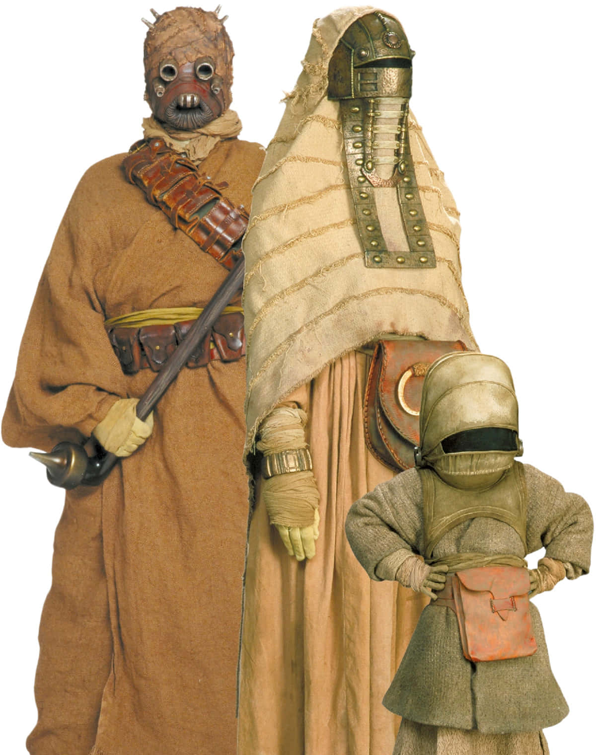 Tusken Raiders 桌布 壁紙 — 三個來自《星球大戰》的外星角色，身穿沙漠主題服裝，配備風化盔甲和武器，站在一起。