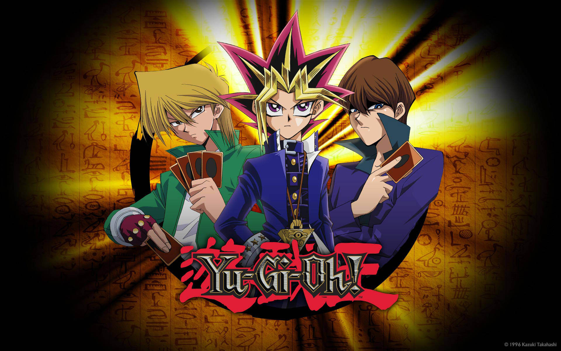 Yu Gi Oh 桌布 壁紙 — 三個來自《遊戲王》的動漫角色，在帶有古代象形文字的閃耀金色背景下英勇站立。