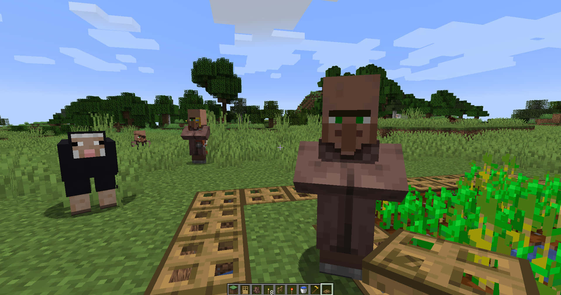 Minecraft Villager 桌布 壁紙 — 三個像素化的Minecraft村民站在草地上，藍天白雲。