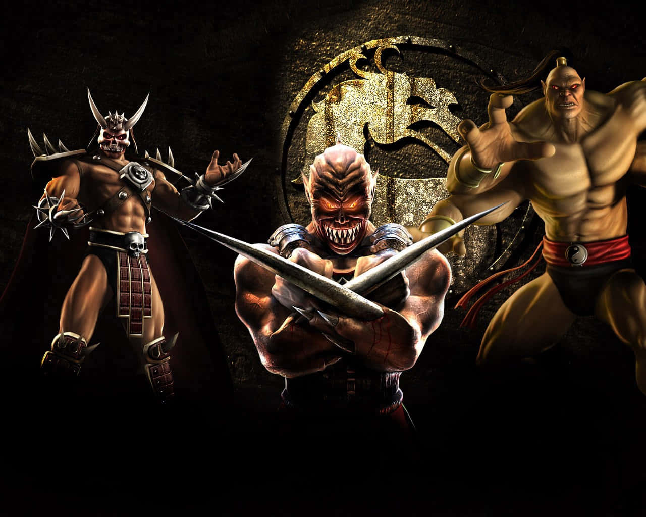 Mortal Kombat Goro 桌布 壁紙 — 三個兇猛的Mortal Kombat戰士站在黑暗的競技場中，眼睛和武器發光，被標誌性的MK標誌框住。