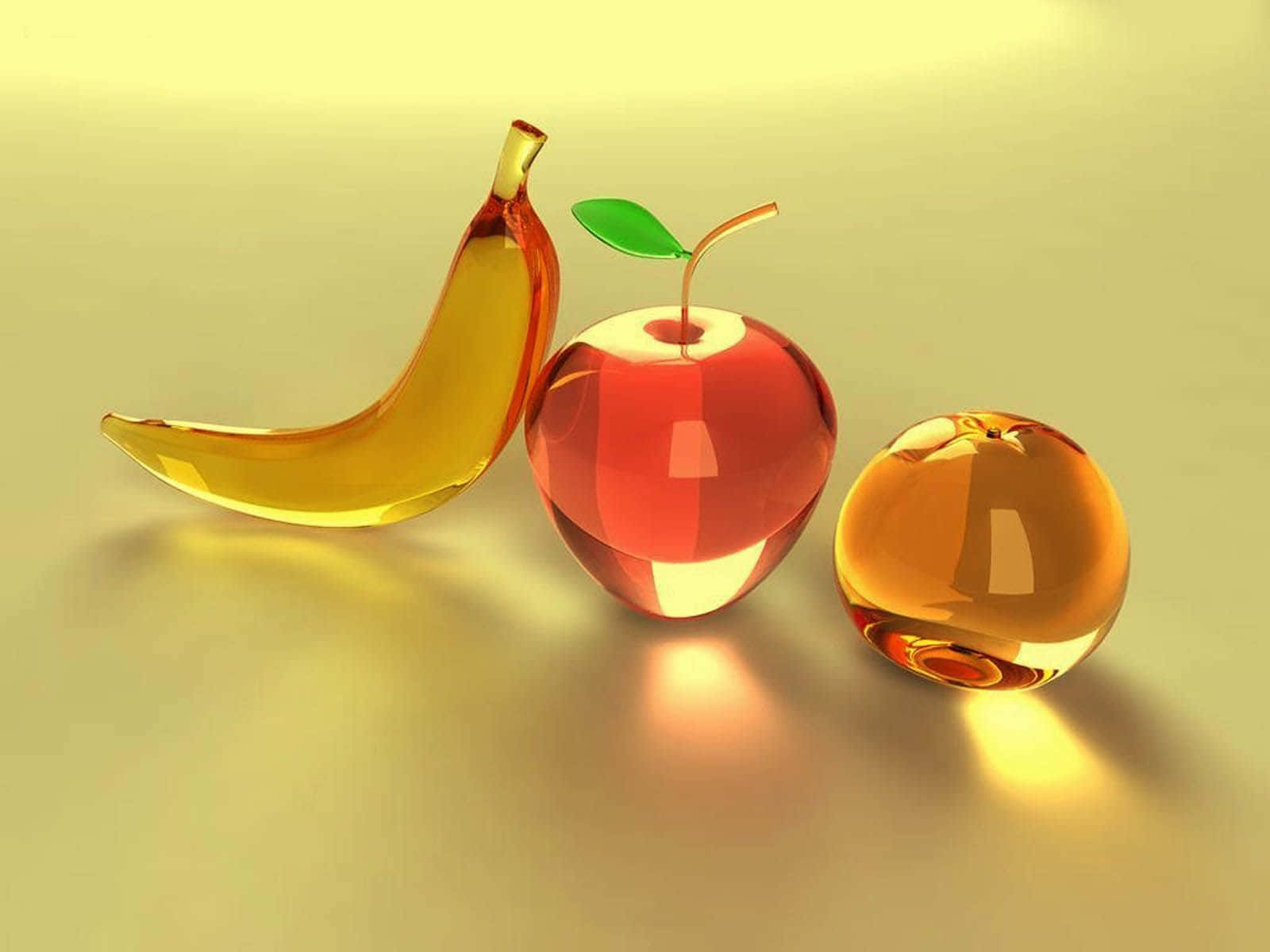 Kawaii Fruit 桌布 壁紙 — 三個光滑的玻璃水果：香蕉、蘋果和橙，在溫暖燈光下閃耀，在淡黃色表面上投下柔和陰影。