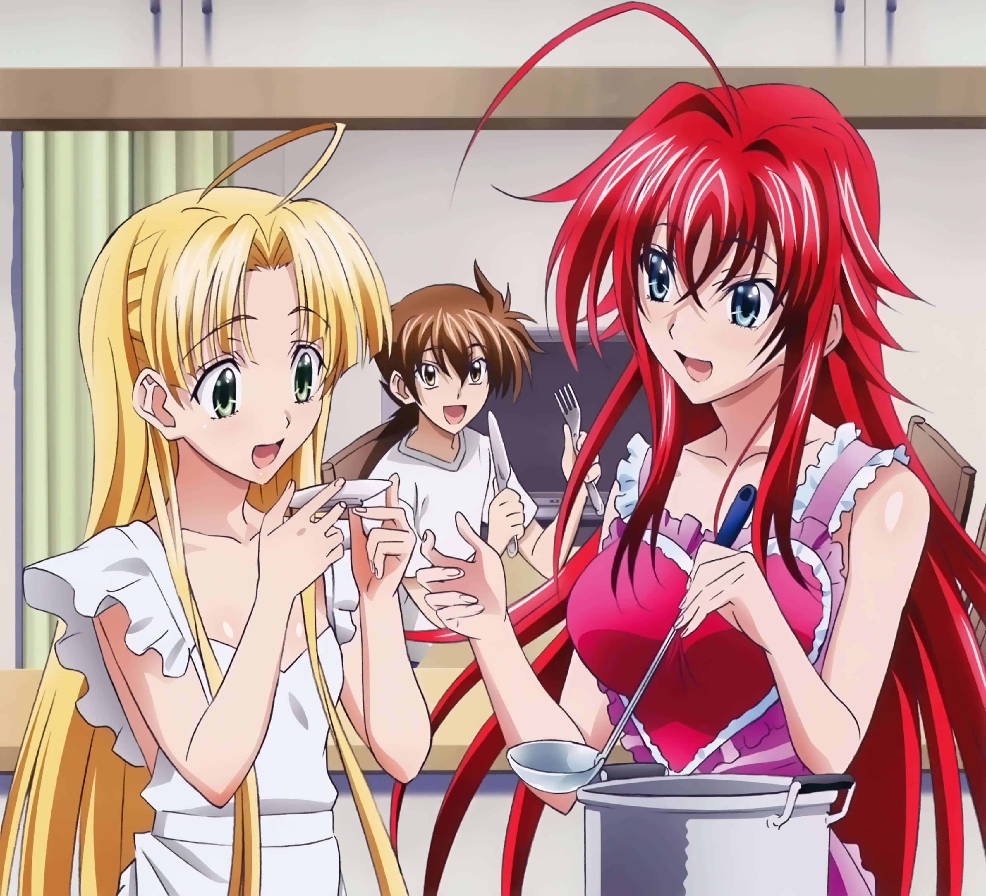 Rias Gremory 桌布 壁紙 — 三個動漫女孩在廚房，一個紅頭髮攪拌鍋，另一個金頭髮拿著盤子，一個男孩拿著叉子看著。