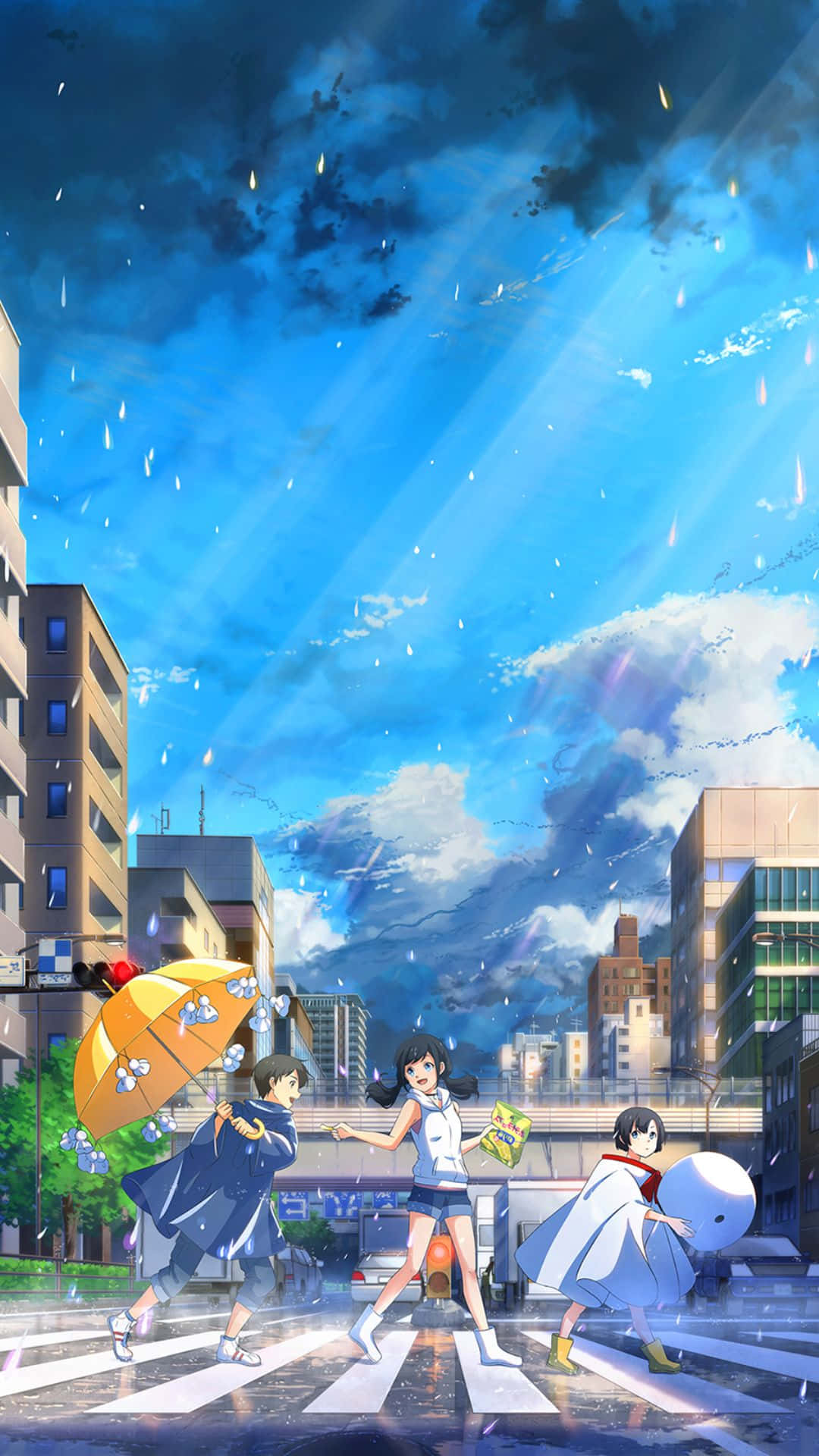 Weathering With You 桌布 壁紙 — 三個動漫女孩在雨中城市街道上奔跑，天空是戲劇性的藍色，陽光穿過雲層。