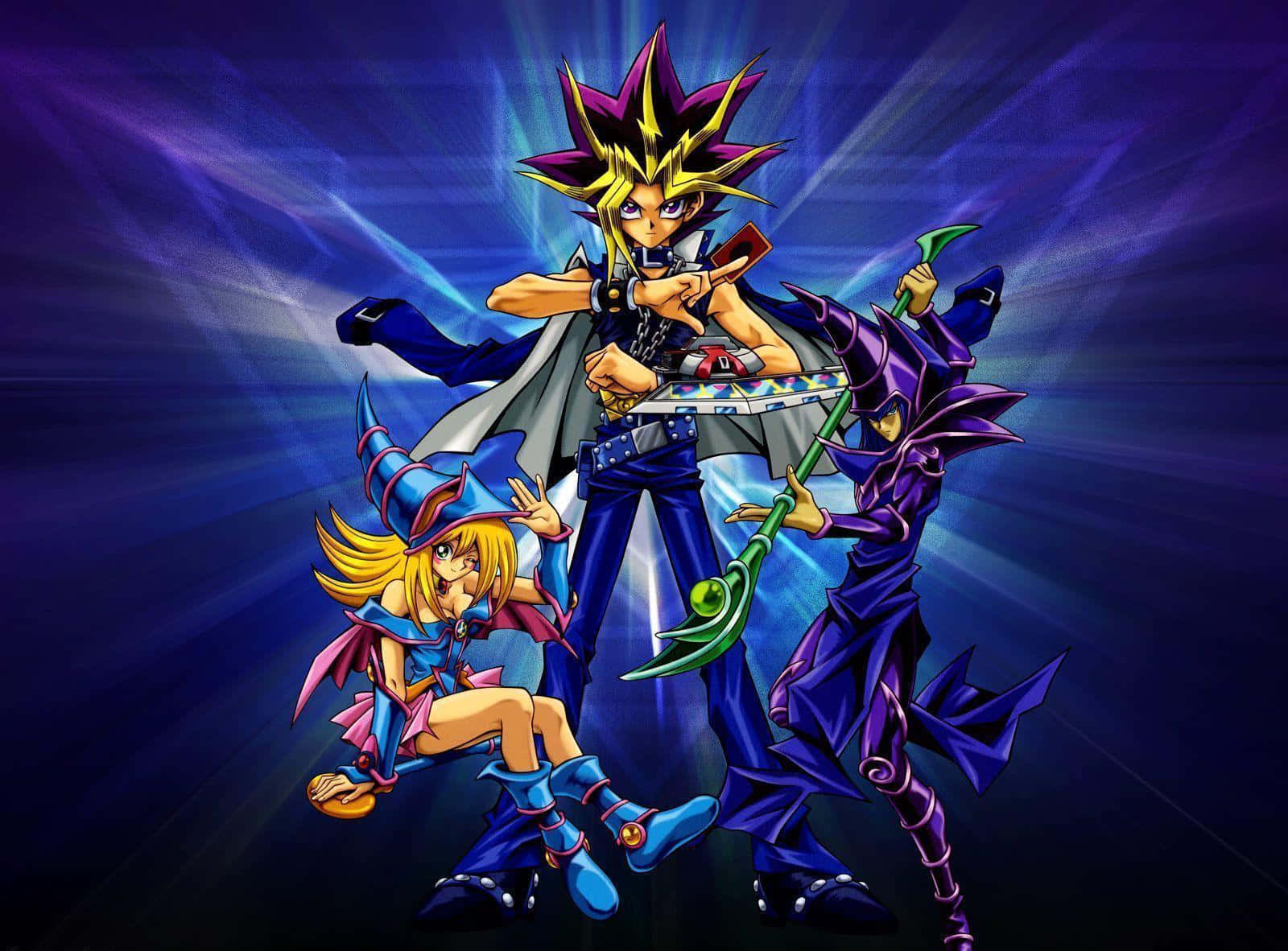 Yugi Muto 桌布 壁紙 — 三個動漫角色以動態姿勢站在帶有光線條紋的燦爛藍色和紫色背景前。