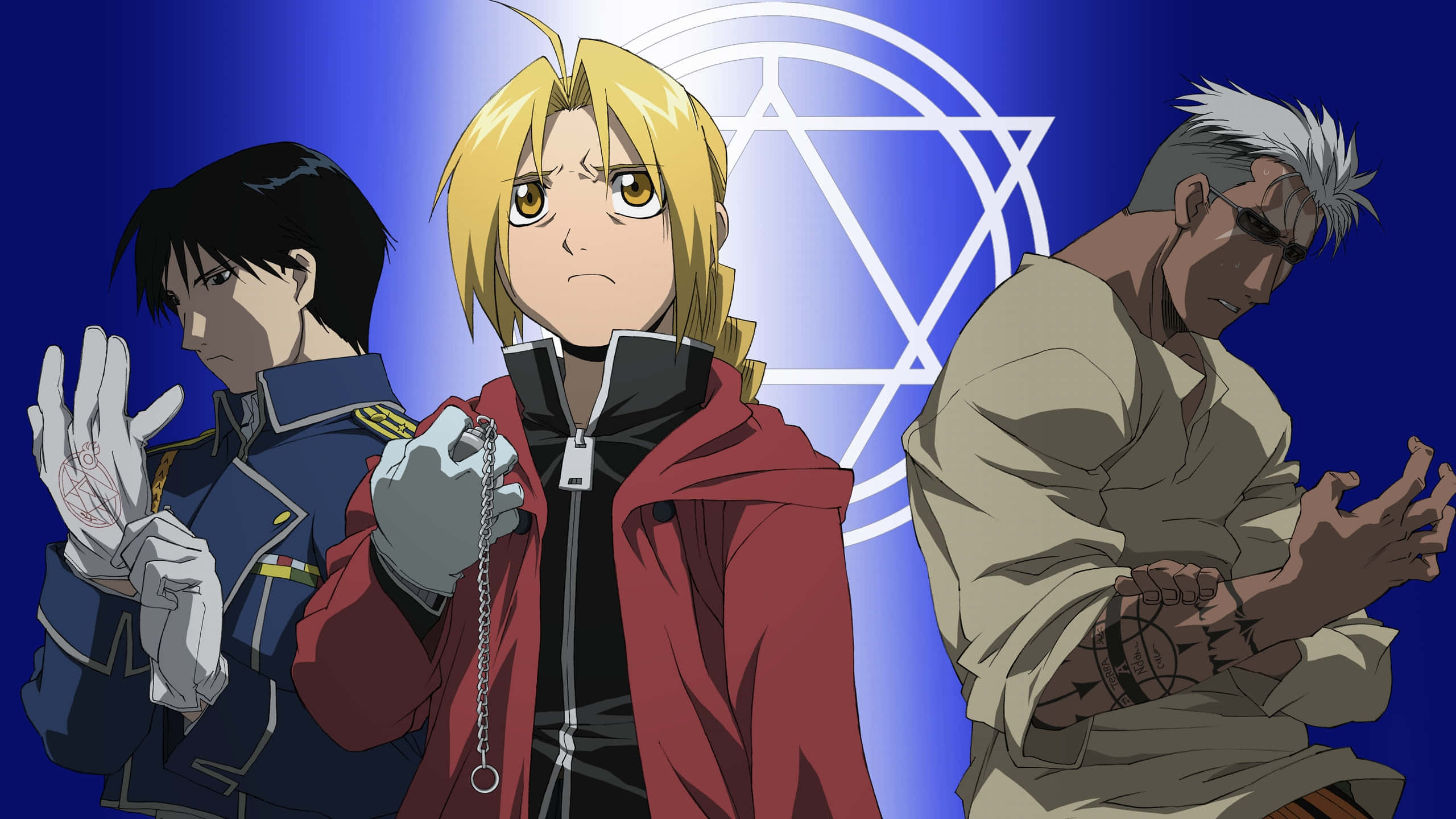 Fullmetal Alchemist Scar 桌布 壁紙 — 三個動漫角色以戲劇性的姿勢站在發光的藍色背景前，背景上有白色星星符號。