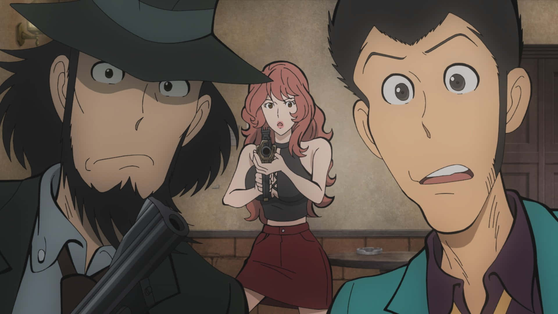 Lupin Iii Daisuke Jigen 桌布 壁紙 — 三個動漫角色在室內緊張對峙，拔槍並露出震驚表情。