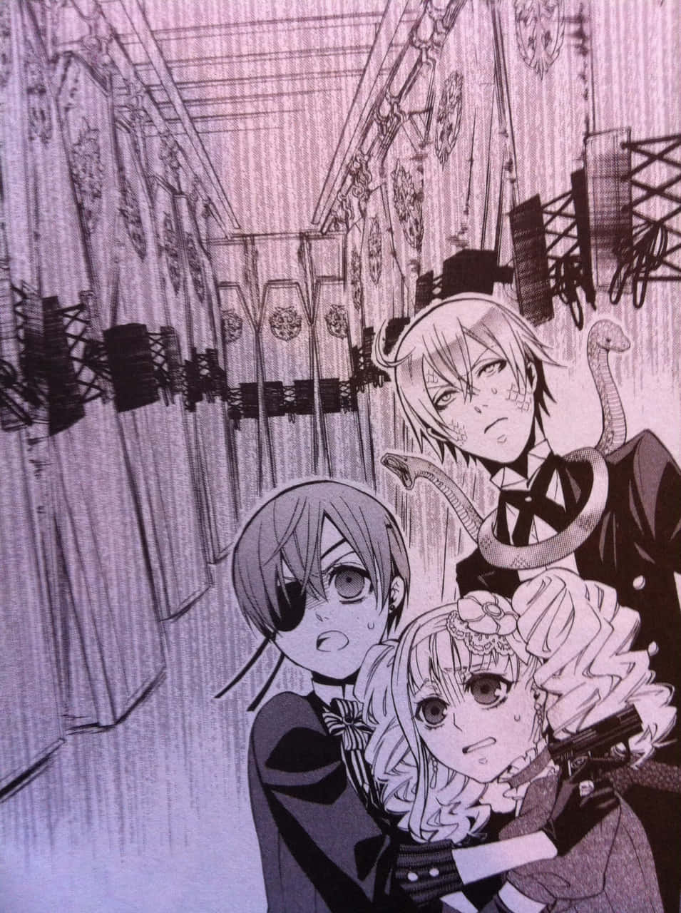Black Butler Snake 桌布 壁紙 — 三個動漫角色帶著蛇和槍，站在一個光線昏暗、裝飾華麗的走廊裡，有厚重的窗簾和腳手架。