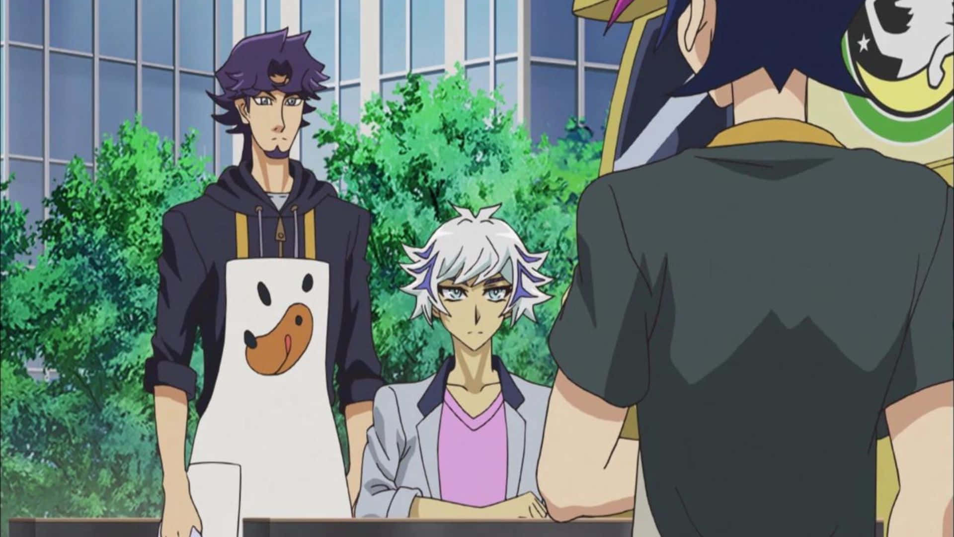 Ryoken Kogami 桌布 壁紙 — 三個動漫角色站在戶外，靠近一棟建築物，後面有綠樹。