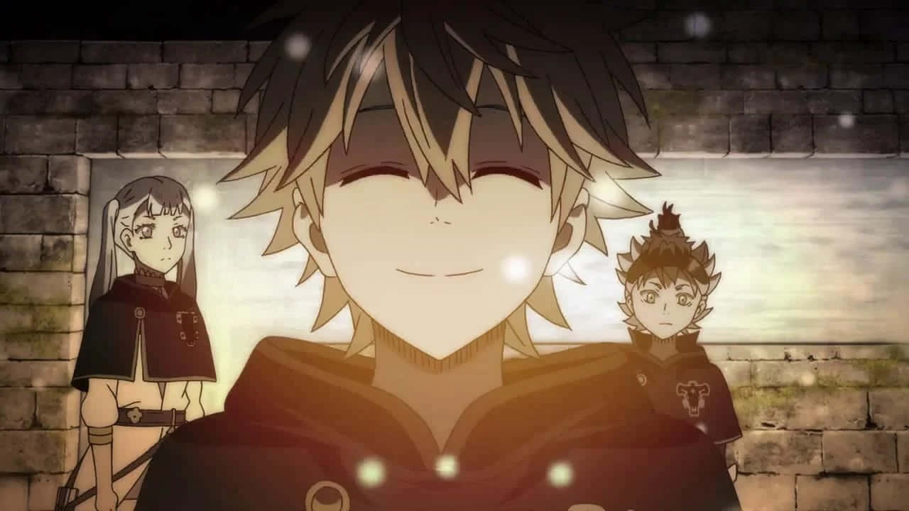 Luck Voltia 桌布 壁紙 — 三個動漫角色站在石牆前，溫暖發光的光點在他們周圍漂浮。