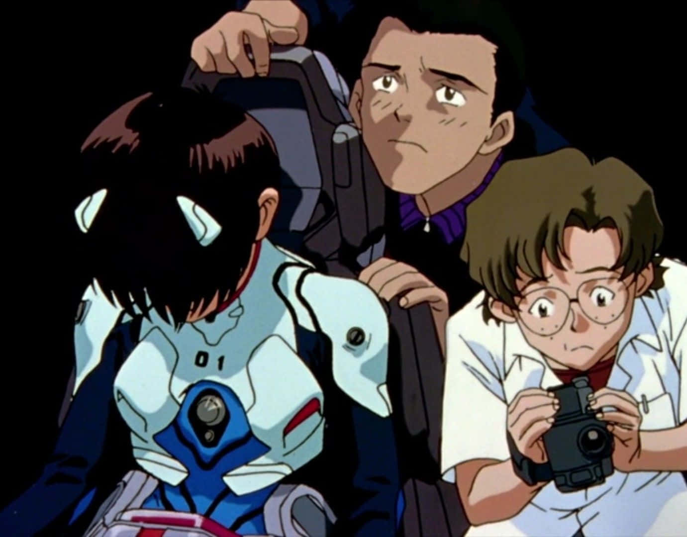 Toji Suzuhara 桌布 壁紙 — 三個動漫角色處於緊張時刻：一個穿著白色和藍色的機甲服，另一個拿著相機，第三個在黑暗背景下緊握大型武器。