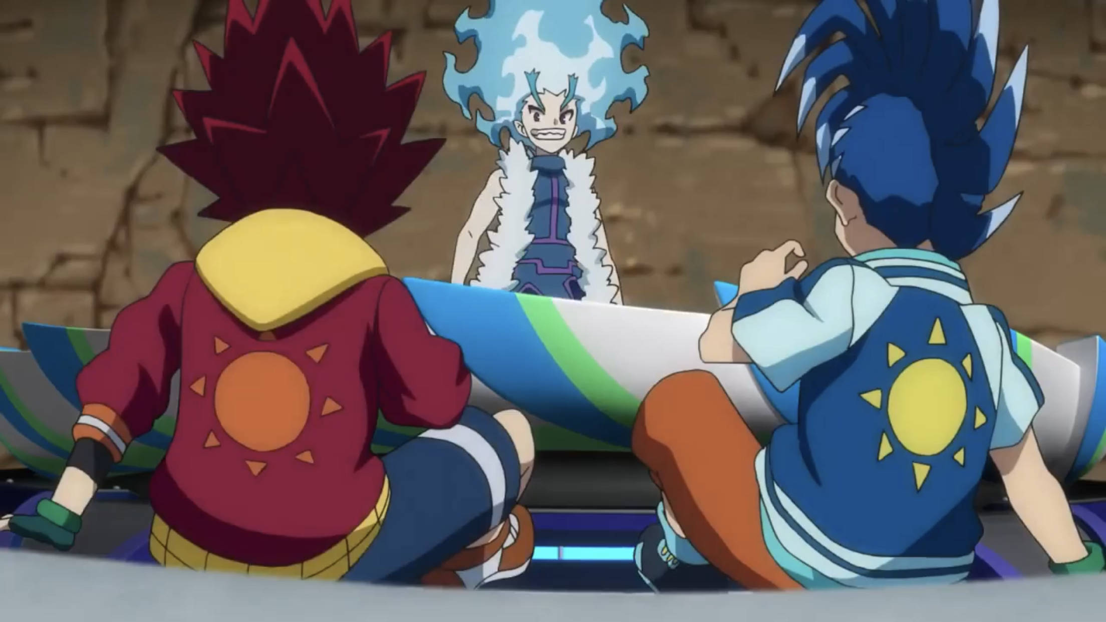 Beyblade Burst Tag Team 壁紙 — 三個動漫角色頭髮豎起，坐在岩石競技場中，面對一個藍色頭髮的人物。