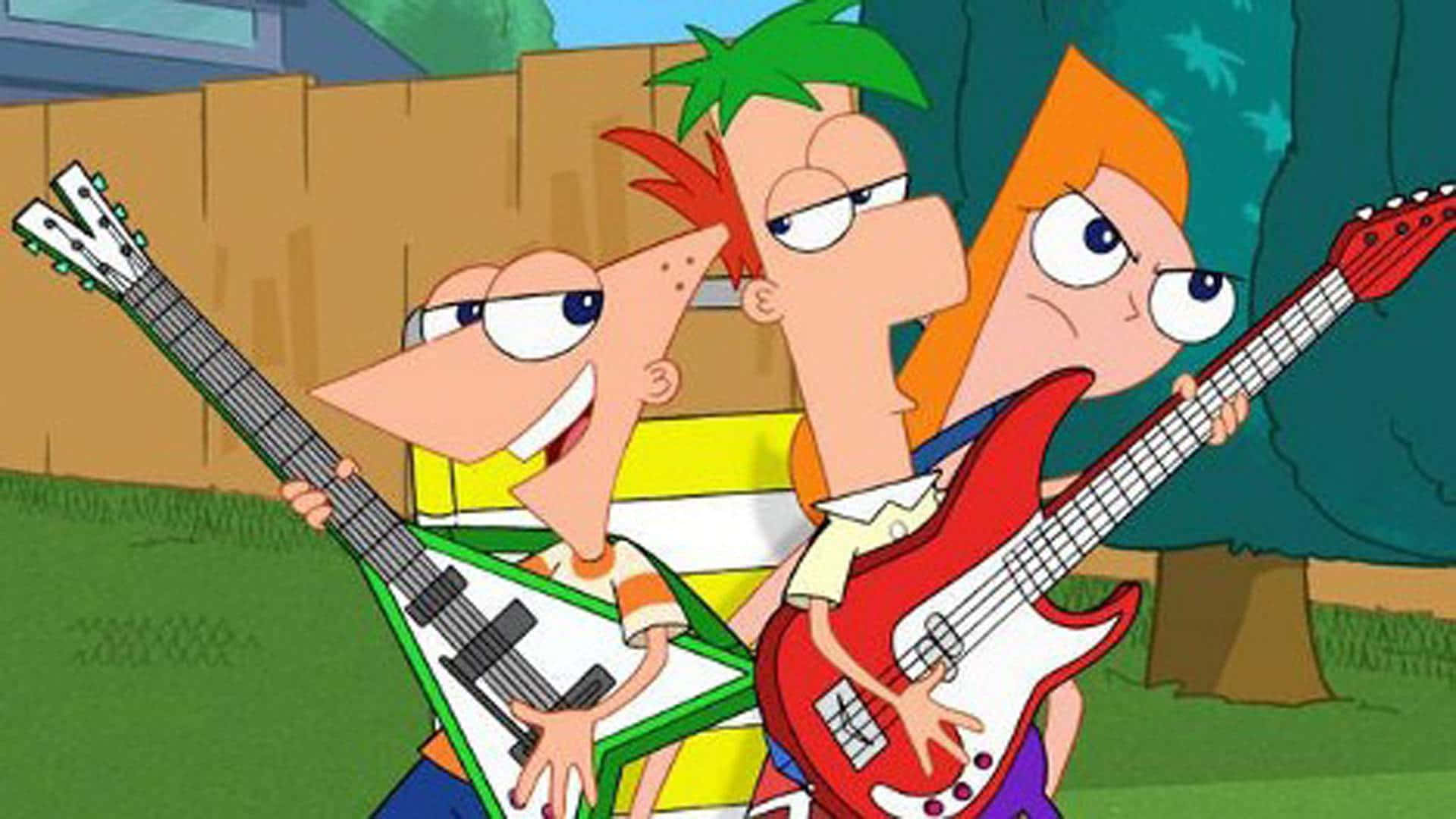 Phineas And Ferb 桌布 壁紙 — 三個動畫小孩拿著結他，在一個有木柵欄和樹木的後院裡充滿活力地擺姿勢。