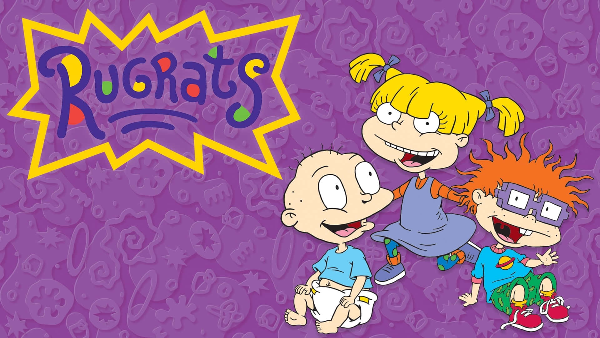 rugrats 桌布 壁紙 — 三個動畫幼兒，表情誇張，穿著色彩繽紛的服裝，在紫色圖案背景上愉快地擺姿勢，背景上有「Rugrats」標誌。