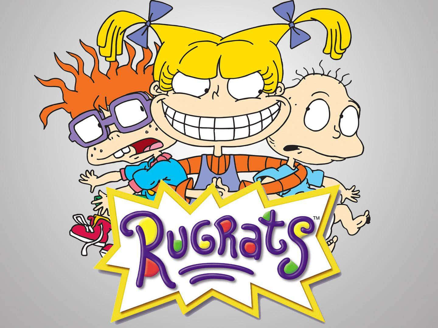 rugrats 桌布 壁紙 — 三個動畫幼兒，頭髮蓬亂，笑容燦爛，在灰色背景上一個色彩繽紛的 Rugrats 標誌後面擺姿勢。