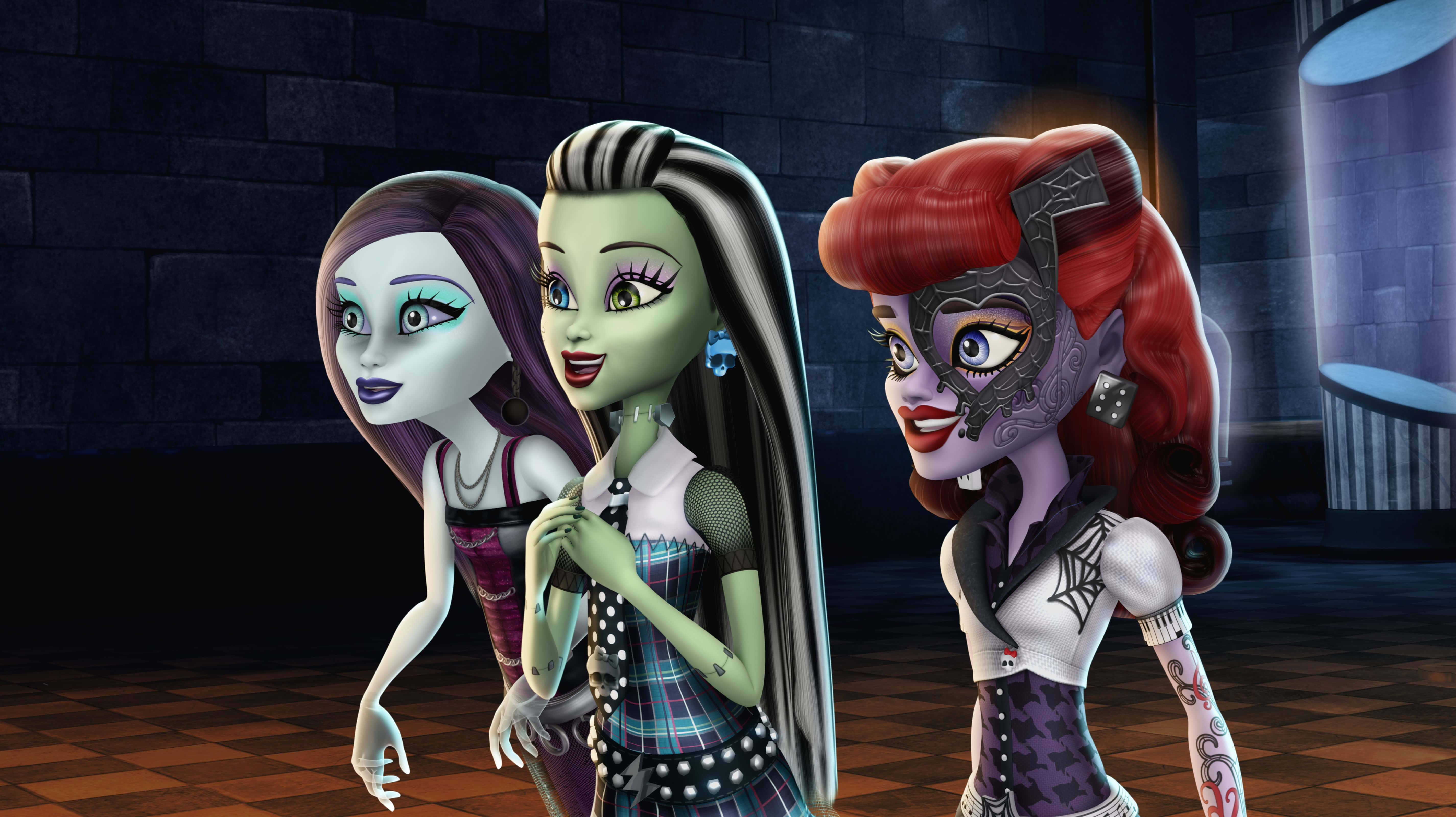 Monster High 桌布 壁紙 — 三個動畫怪物女孩，擁有色彩繽紛的頭髮和哥德式服裝，在一個光線昏暗的石牆房間裡一起擺姿勢。
