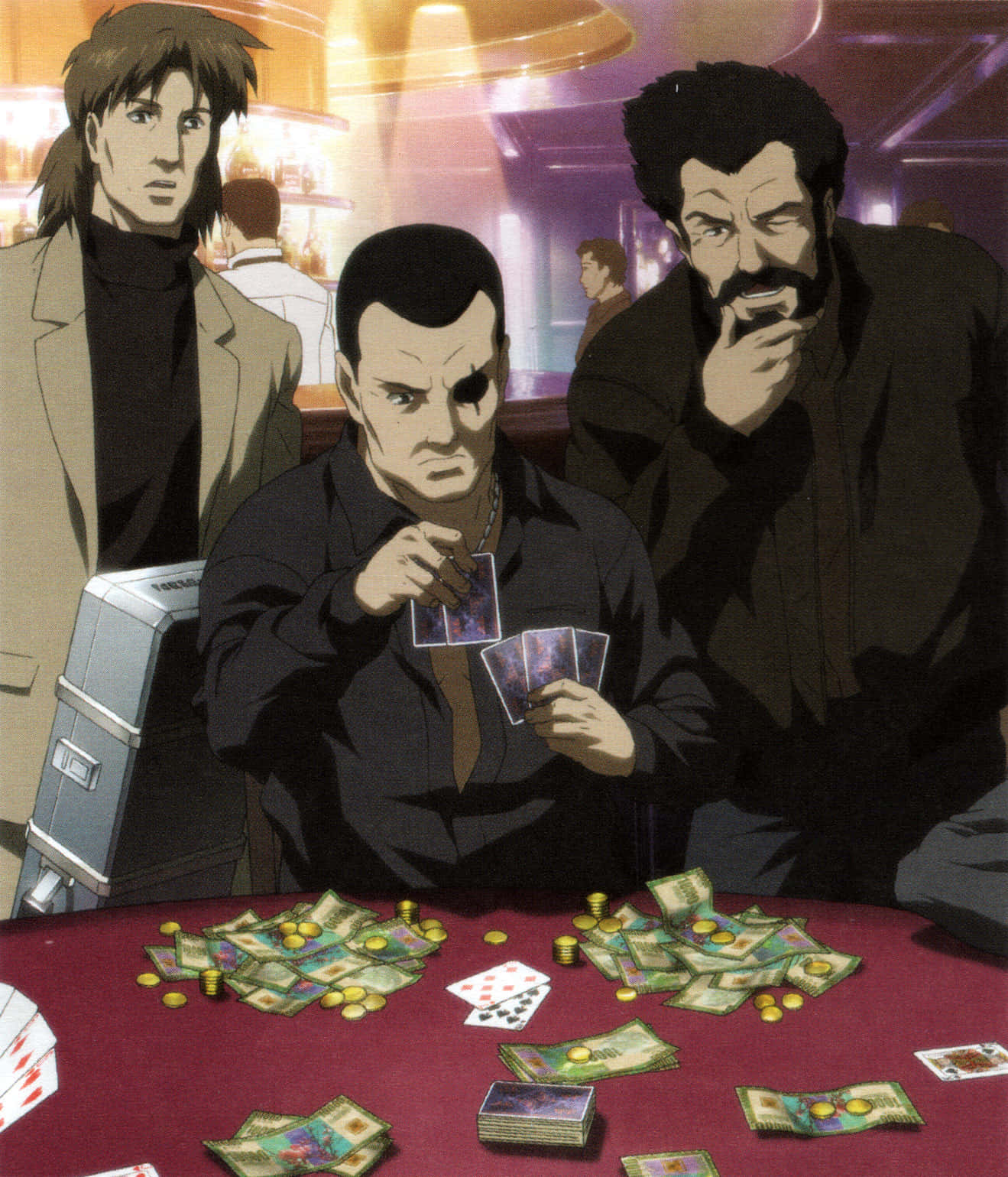 Ghost In The Shell Saito 桌布 壁紙 — 三個動畫男人在昏暗的賭場中，在一張堆滿現金和硬幣的紅色桌子上激烈地打牌。