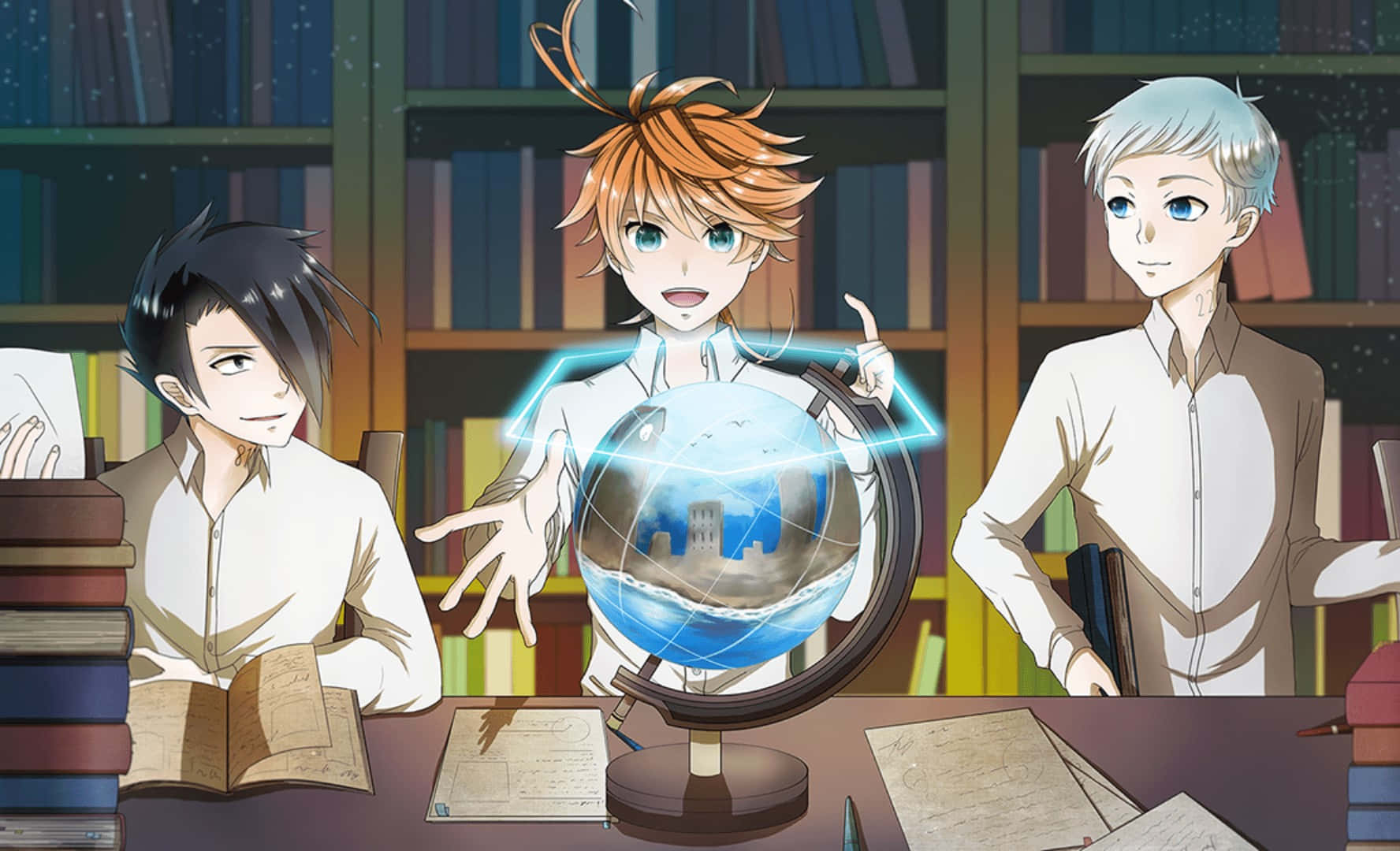 The Promised Neverland Norman 桌布 壁紙 — 三個動畫男孩在圖書館裡研究一個發光的地球儀，裡面有城市景觀，周圍是書籍和紙張。
