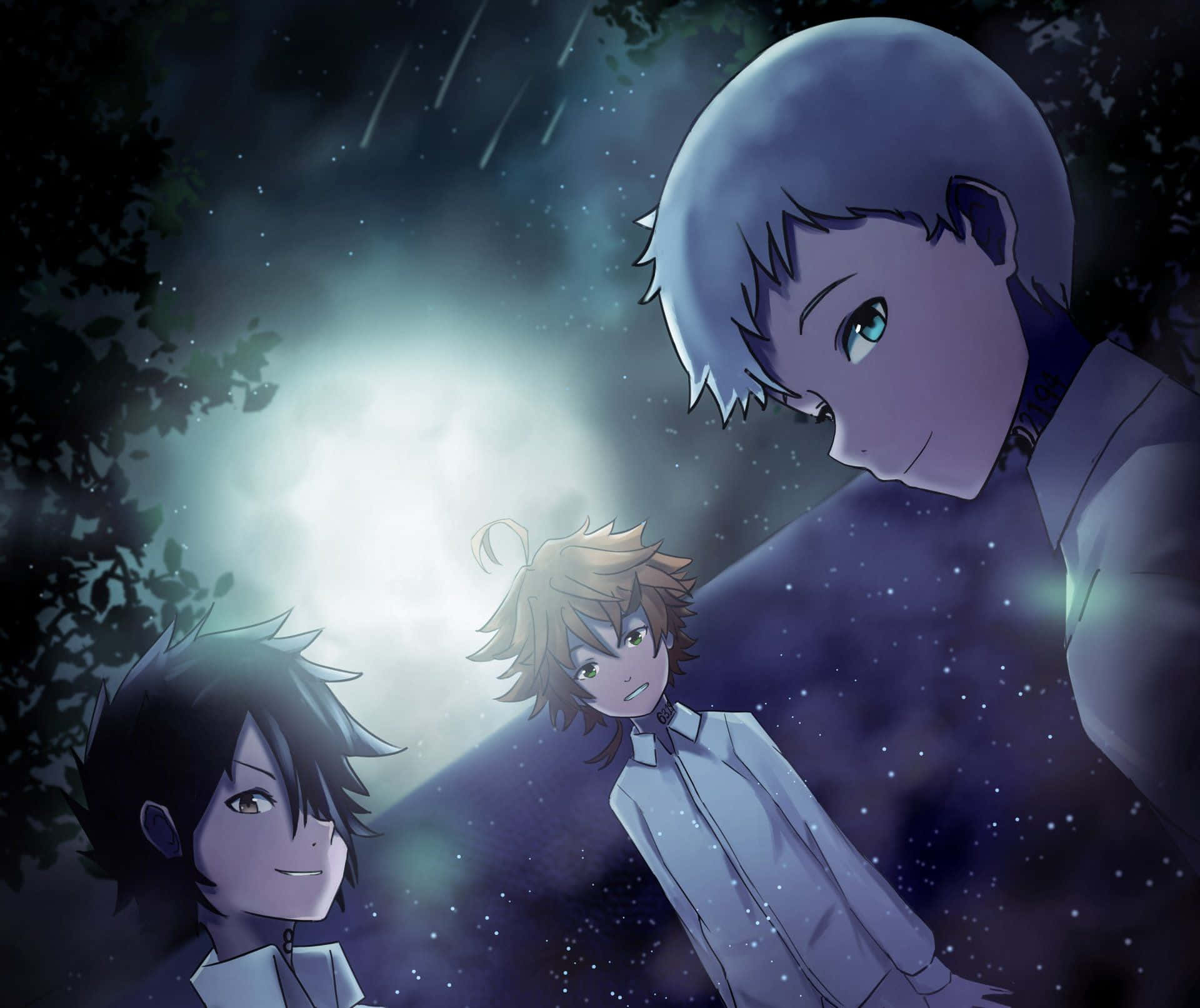 The Promised Neverland Norman 桌布 壁紙 — 三個動畫男孩在發光的月亮下向上凝望，雨水穿過由黑暗樹木框住的星空夜空落下。