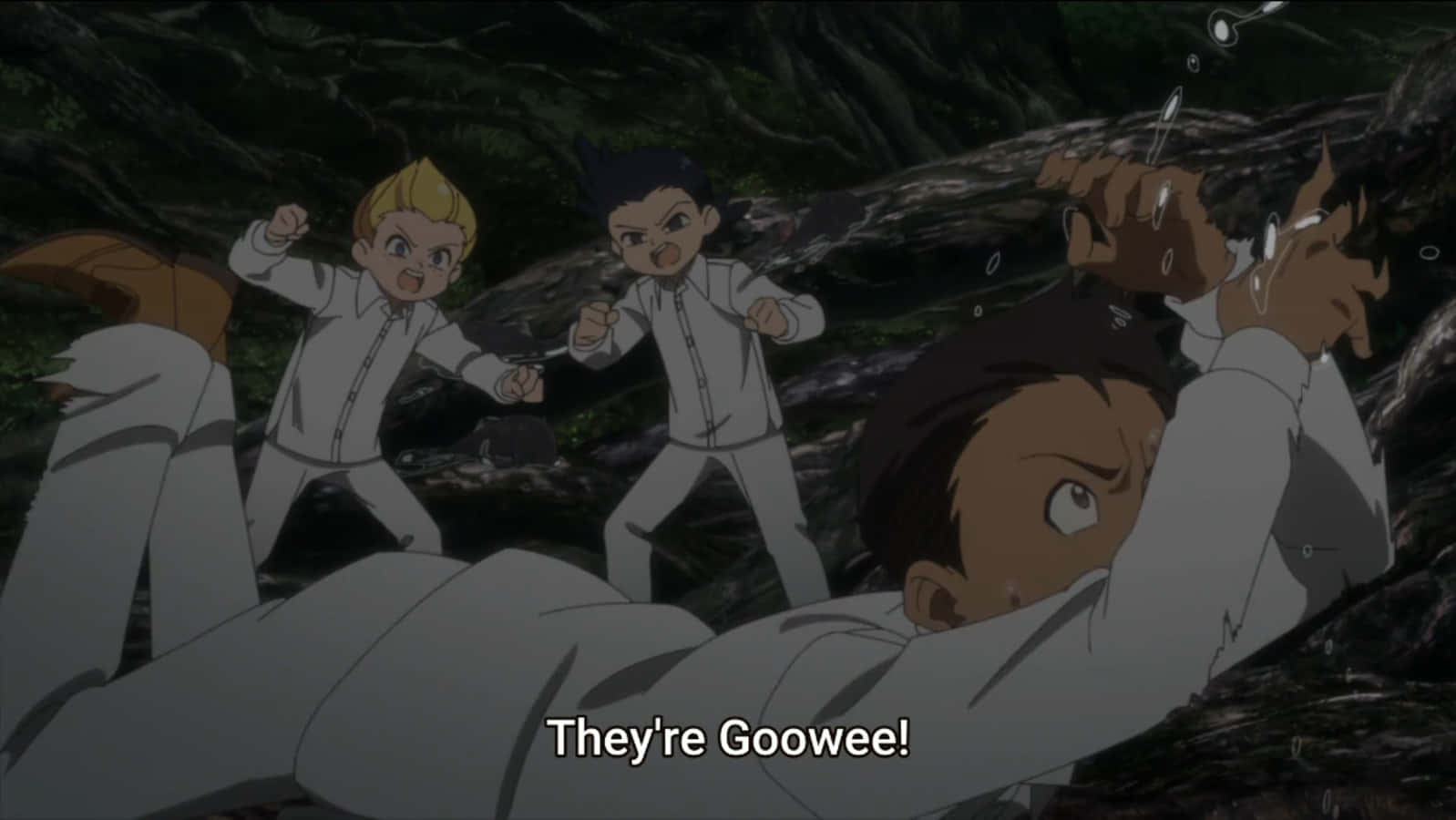 The Promised Neverland Don 桌布 壁紙 — 三個動畫男孩穿著白色制服，帶著堅定的表情衝過黑暗的森林。