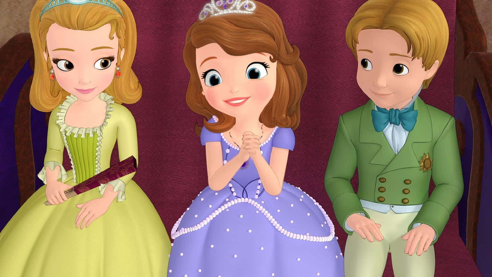 Sofia The First 桌布 壁紙 — 三個動畫皇室角色穿著色彩繽紛的禮服和西裝，坐在豐富的紫色背景前。
