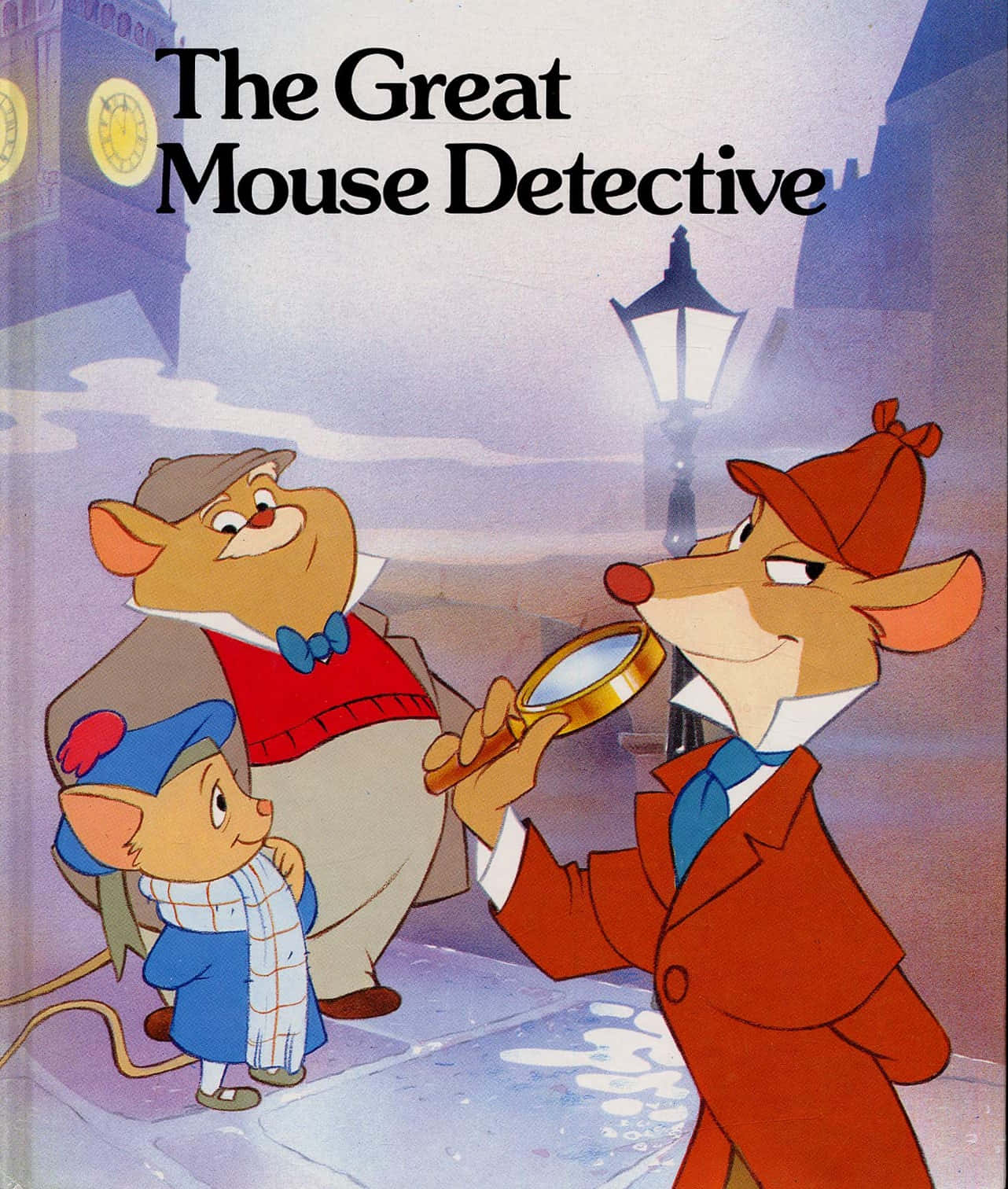 The Great Mouse Detective 桌布 壁紙 — 三個動畫老鼠角色穿著偵探服裝，站在霧氣瀰漫的城市街道上，頭頂有發光的街燈。