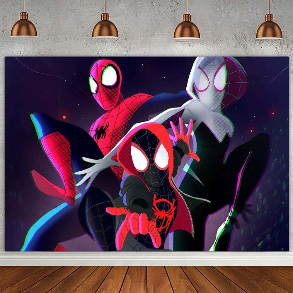 Miles Morales 動漫 桌布 壁紙 — 三個動畫蜘蛛俠變體在銅吊燈下，以星空宇宙為背景動態擺姿勢。