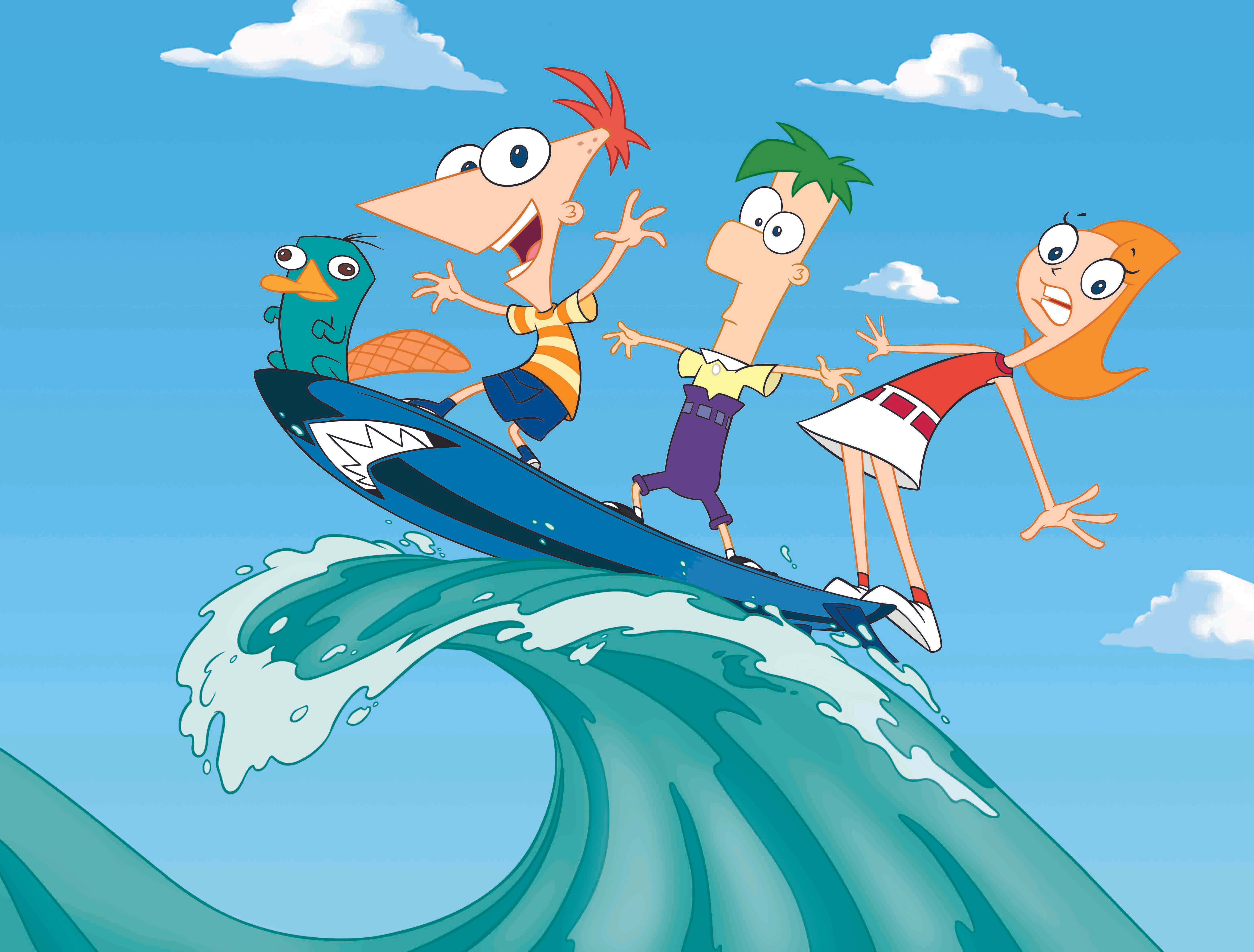 Phineas And Ferb 桌布 壁紙 — 三個動畫角色和一隻鴨嘴獸喺晴朗嘅天空下，帶住 fluffy 雲，開心咁騎住一個巨大嘅藍色波浪。