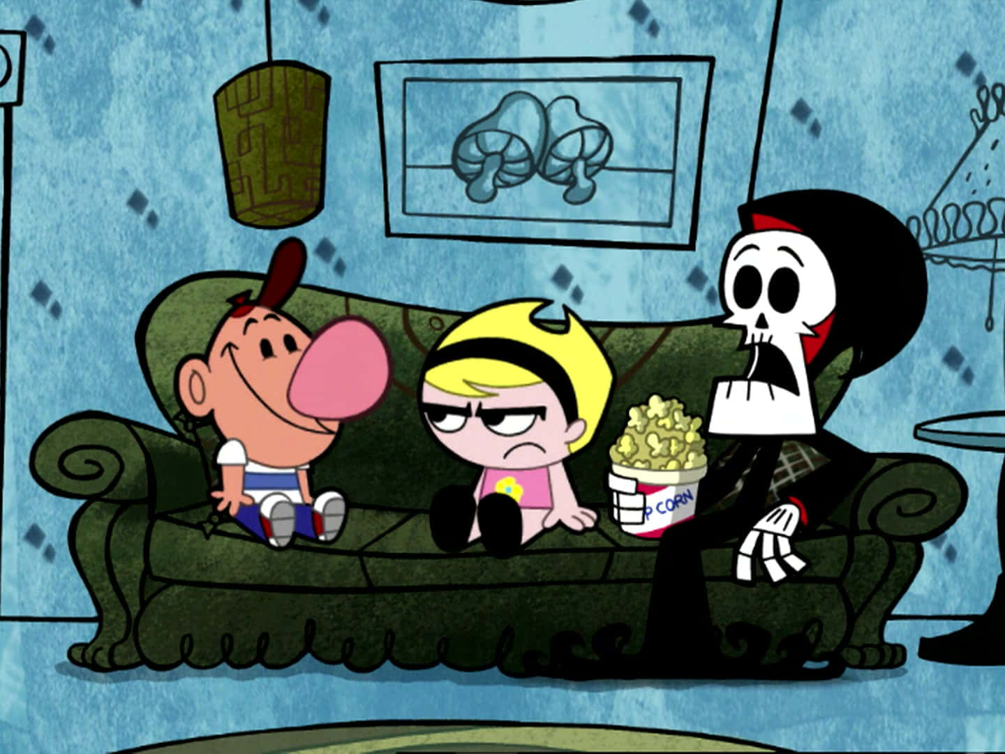 the grim adventures of billy and mandy 桌布 壁紙 — 三個卡通人物坐在藍色牆壁客廳的綠色沙發上，一個拿着爆谷，另一個看起來不耐煩。
