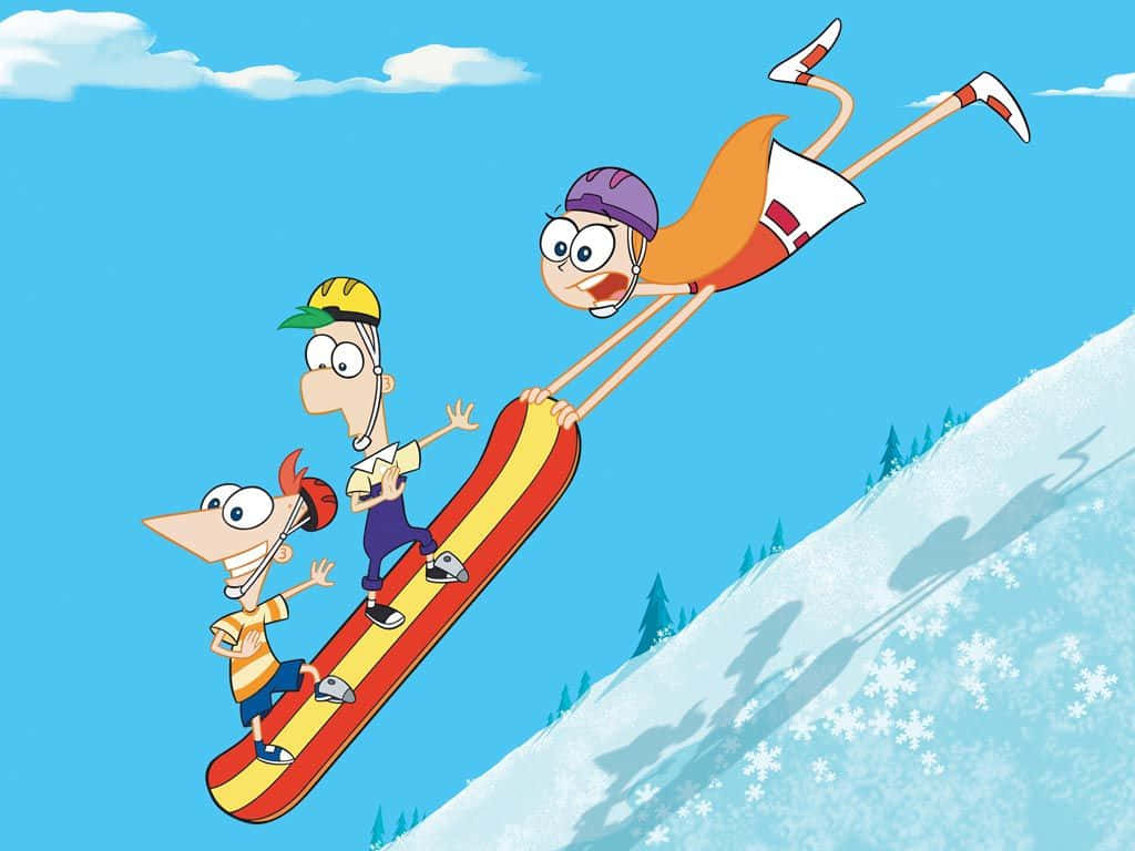 Phineas And Ferb 桌布 壁紙 — 三個卡通小孩喺藍天白雲下，開心噉喺積雪嘅山坡上玩滑雪板。