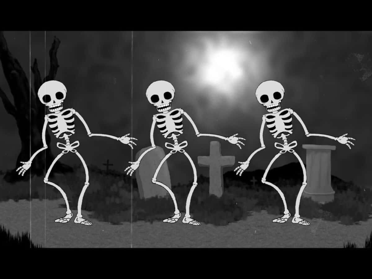 Halloween Skeleton 桌布 壁紙 — 三個卡通骷髏在明亮的滿月下於陰森的墓園中歡快地跳舞。