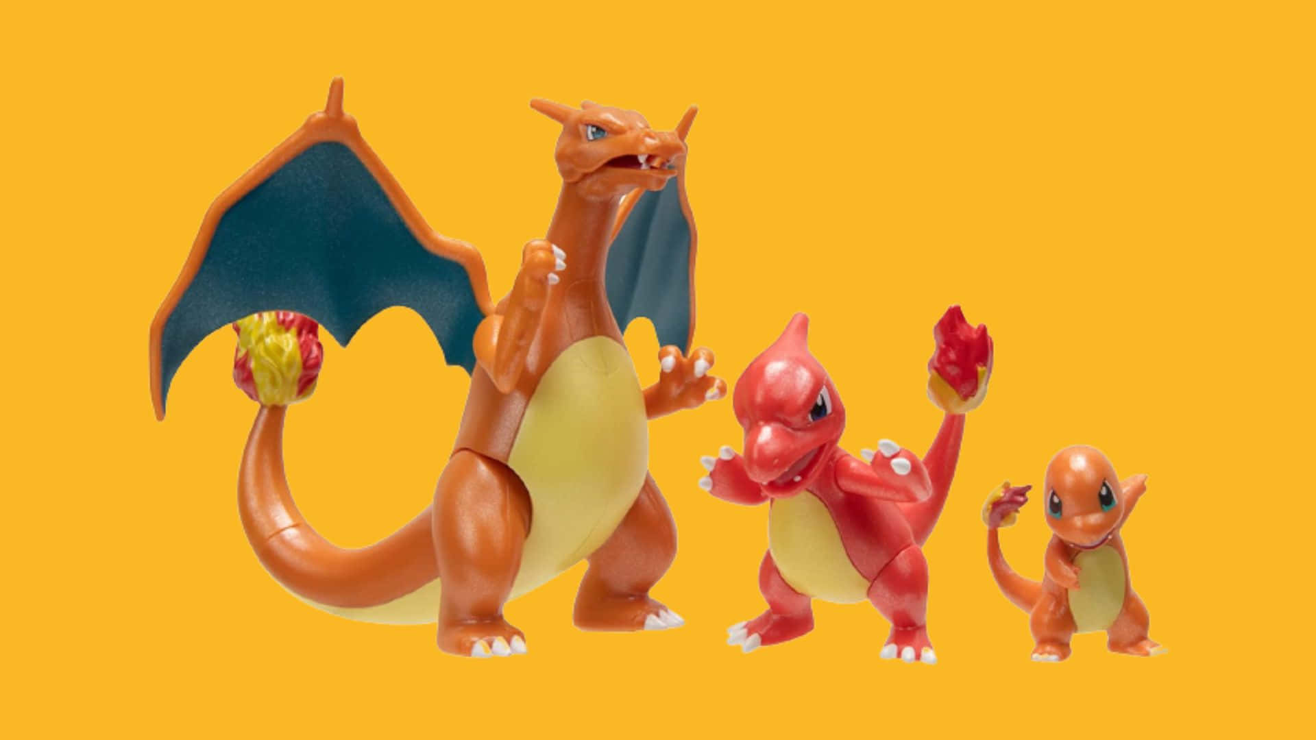 Pokemon Toys 桌布 壁紙 — 三個噴火龍進化玩具人偶排成一排，背景為純橙色。