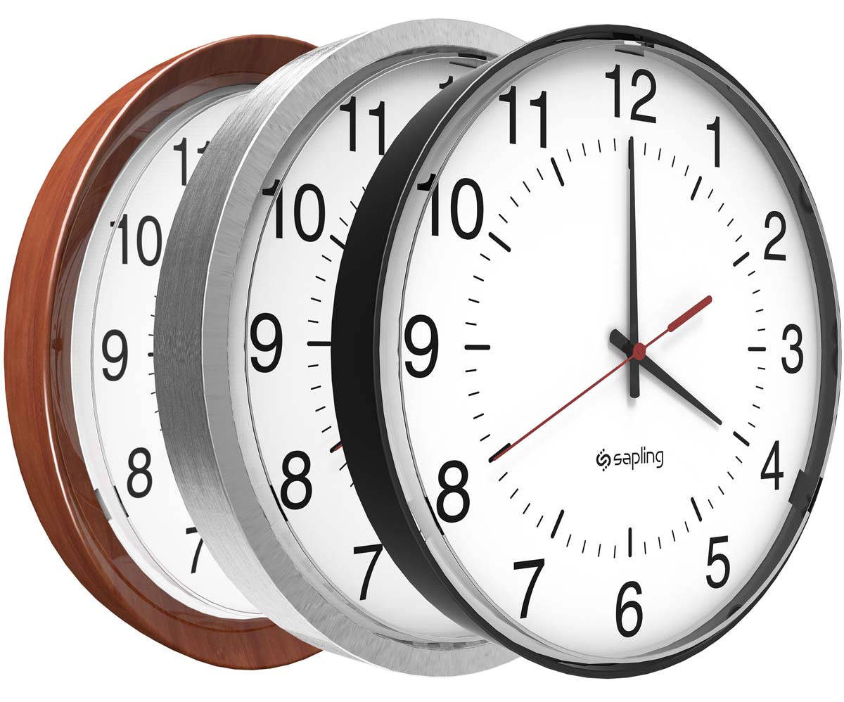 Clock 桌布 壁紙 — 三個帶有木質、銀色和黑色框架的掛鐘，在白色背景上以交錯排列的方式展示。