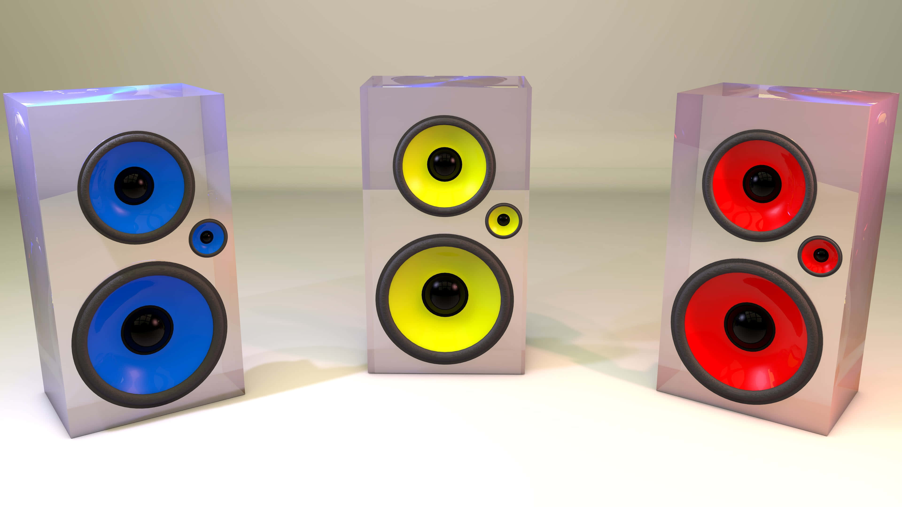 Speaker 桌布 壁紙 — 三個帶有藍色、黃色和紅色錐體的光面揚聲器，在柔和的漸變背景前並排站立。
