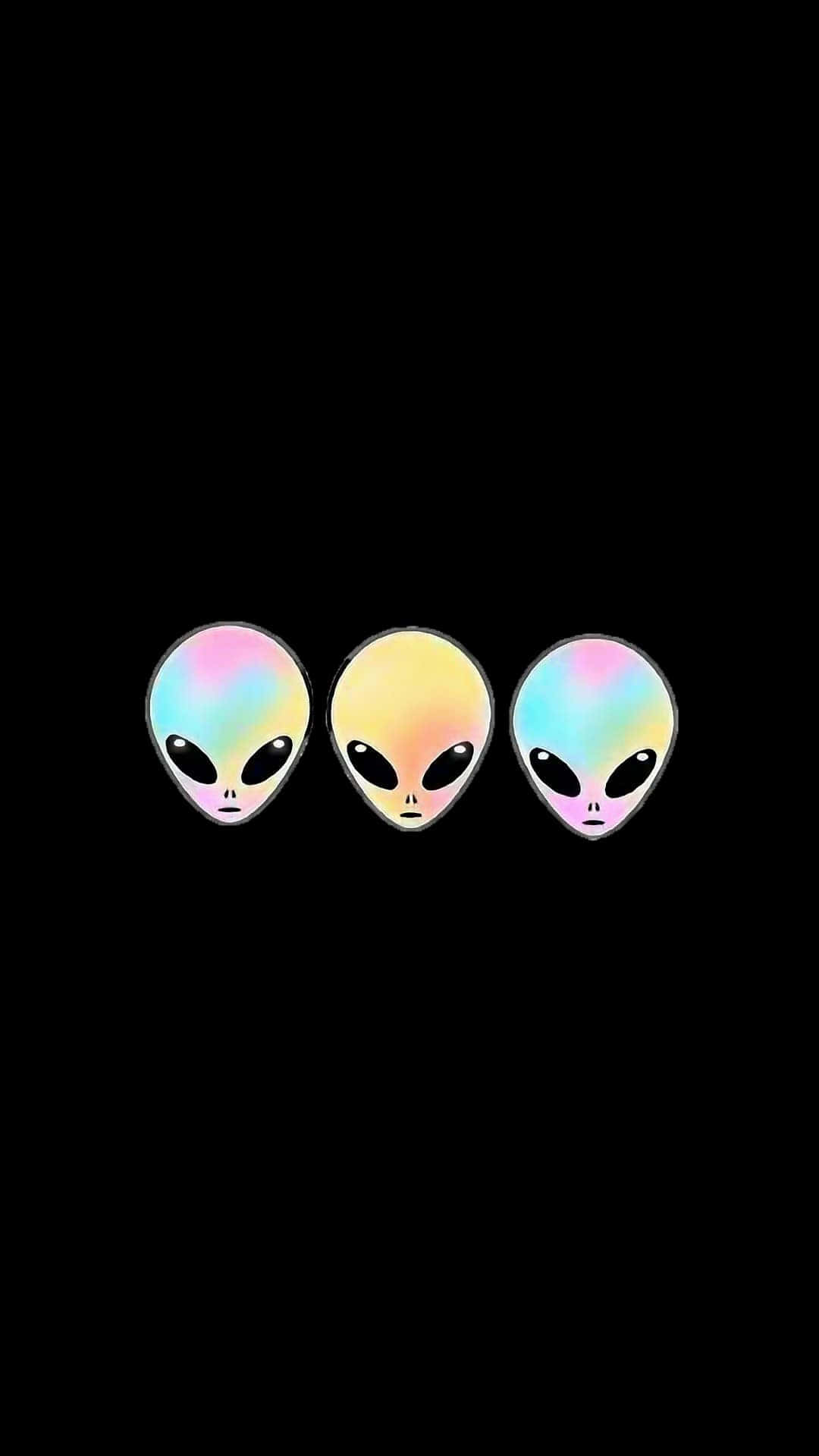 Cartoon Alien 桌布 壁紙 — 三個帶有虹彩光澤的外星人頭顱，長著黑色大眼睛，漂浮在純黑背景上。