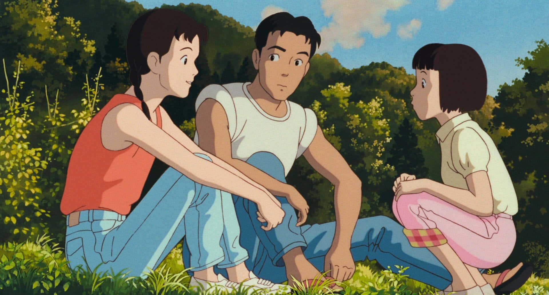 Only Yesterday 桌布 壁紙 — 三個年輕的動漫角色坐在陽光明媚的草地上，周圍環繞著茂密的綠樹。
