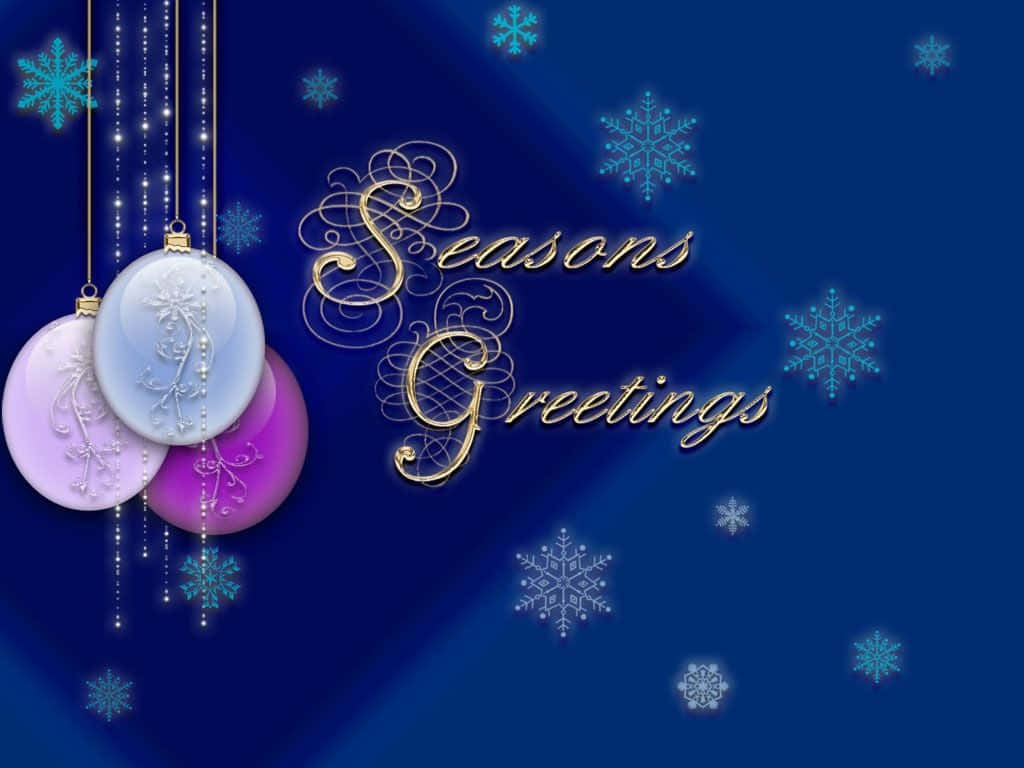Greetings 桌布 壁紙 — 三個懸掛的粉彩雪花圖案裝飾品在深藍色背景上閃耀，背景點綴著閃爍的雪花和金色的「Seasons Greetings」字樣。