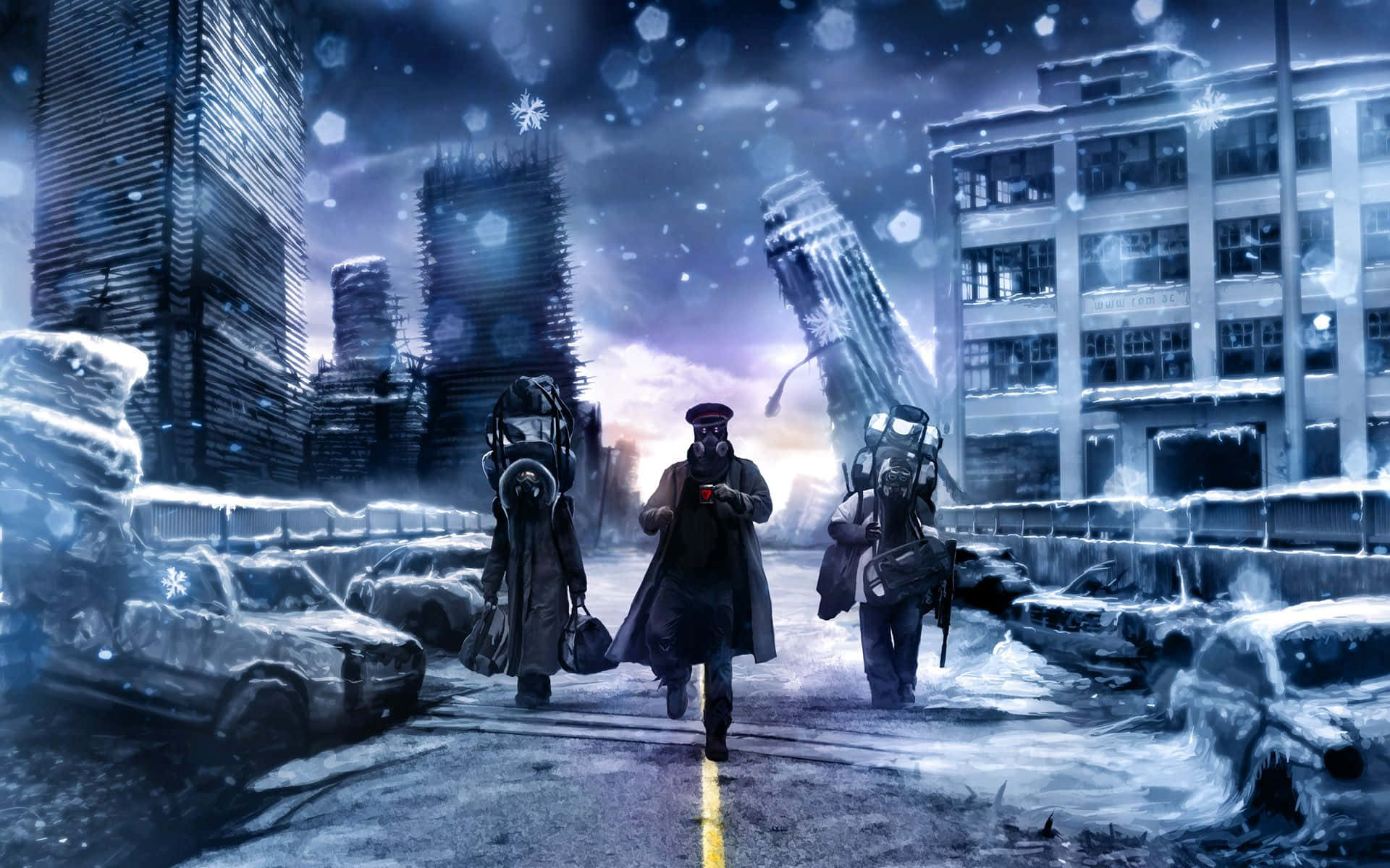 Nuclear Winter 桌布 壁紙 — 三個戴著防毒面具的人物在風暴黃昏的天空下，穿越積雪覆蓋的廢墟城市景觀。