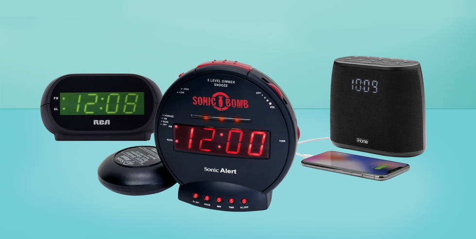 Clock 桌布 壁紙 — 三個數碼鬧鐘和一個揚聲器，附有正在充電的電話，背景為純青色。