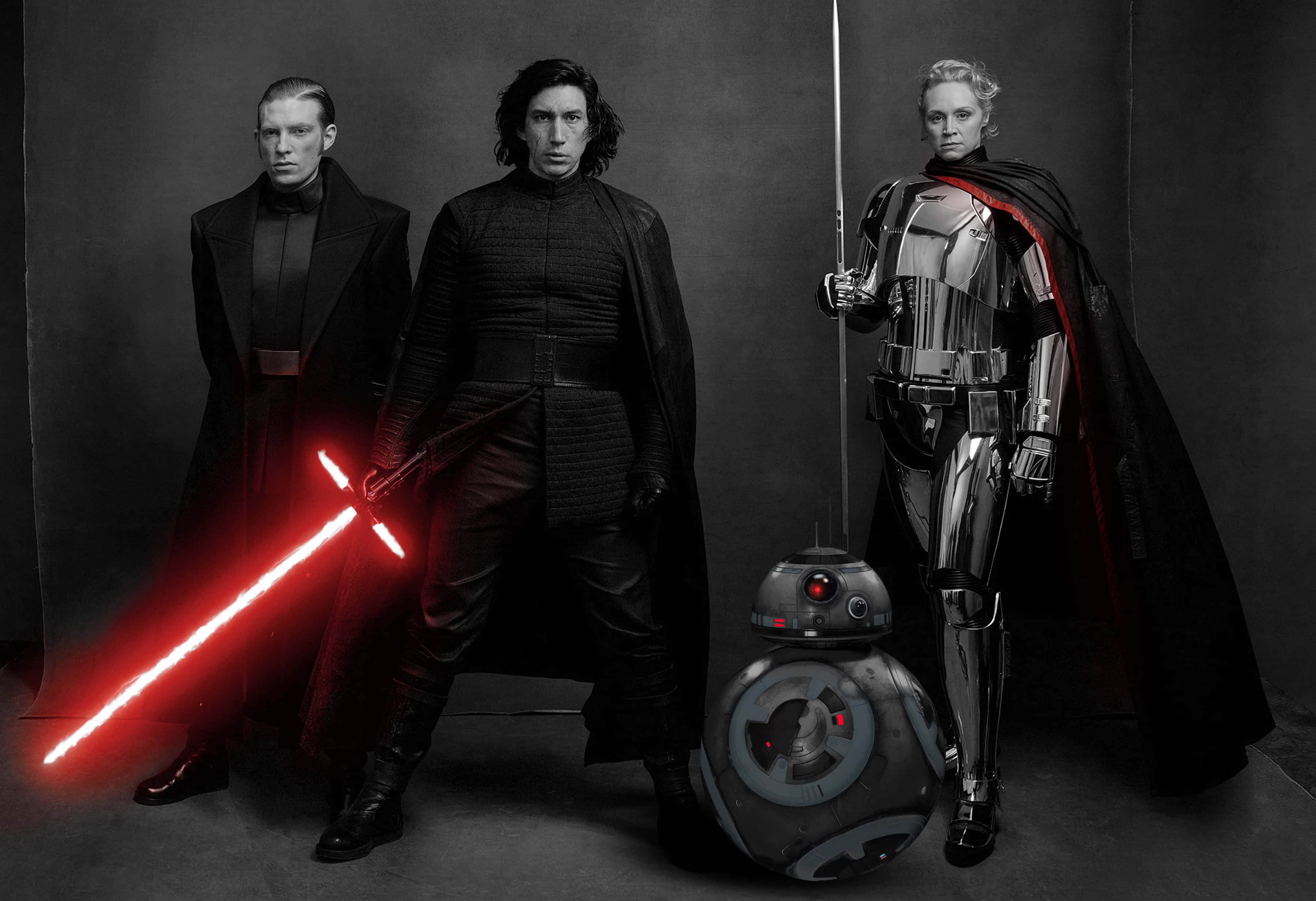 The First Order 桌布 壁紙 — 三個星戰角色和一個機械人站在黑暗的攝影棚中，發光的紅色光劍投射出戲劇性的光線。