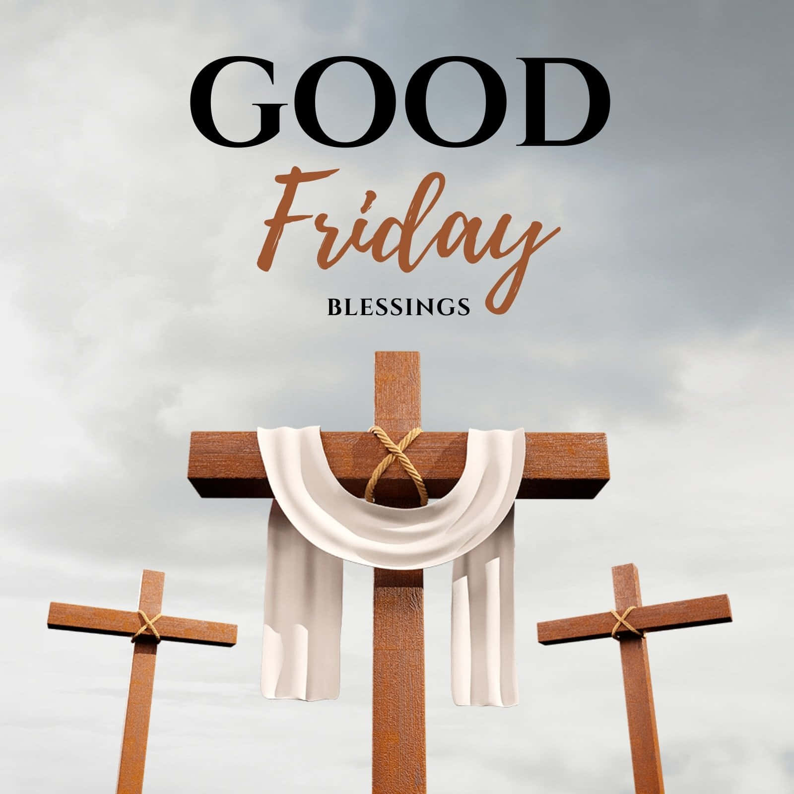 Good Friday 桌布 壁紙 — 三個木製十字架在陰天莊嚴地豎立，中央十字架上披著一塊白布，粗體文字寫著 Good Friday Blessings。