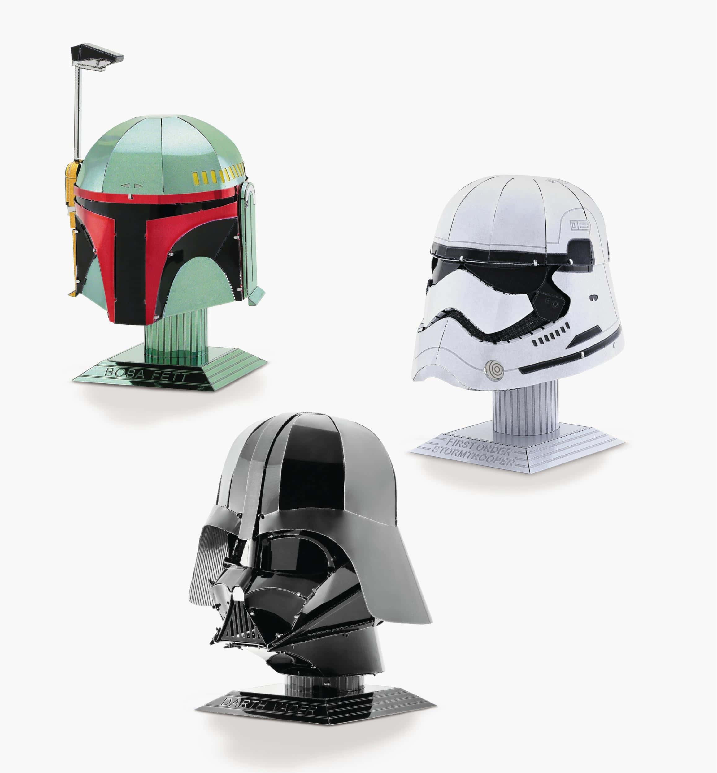 The First Order 桌布 壁紙 — 三個標誌性的星戰頭盔——波巴·費特、達斯·維達和第一軍團風暴兵——在潔白背景前的展示架上陳列。