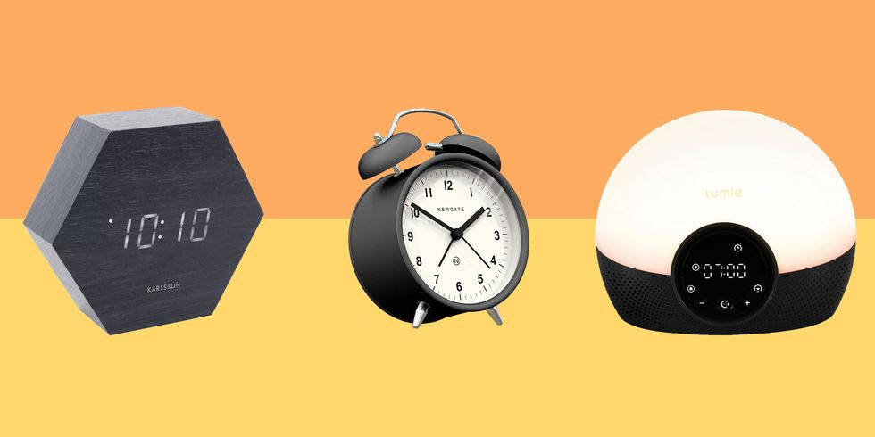 Clock 桌布 壁紙 — 三個現代鬧鐘在溫暖的橙色和黃色漸變背景上展示。